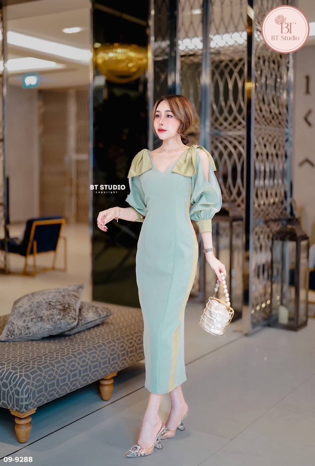 เดรสยาว 7 ส่วนคอวีช่วงไหล่แต่งโบใหญ่ปิดไหล่ทั้งสองข้าง แขนยาวแต่งผ่ายาว ดีไซส์ผ้าเรียบตัดแทบข้างผ้ามัน งานสวยเนื้อผ้าดี มีซับใน คุณภาพพรีเมียม์จ้า