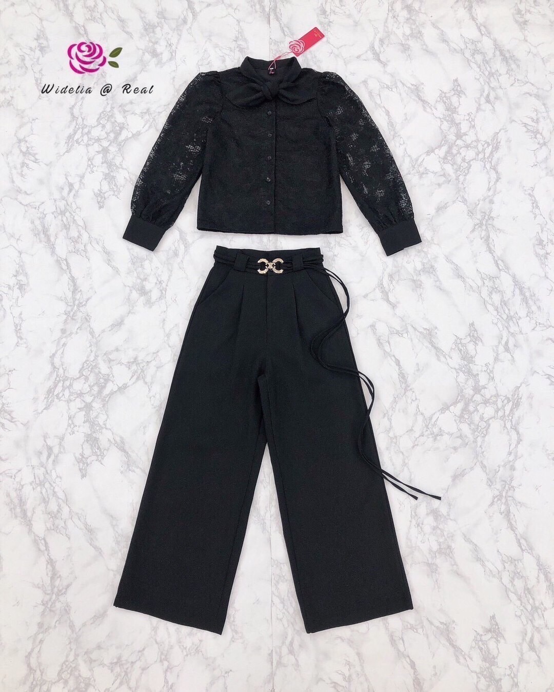 Set เสื้อลูกไม้แขนยาวกับกางเกงขากระบอก มาพร้อมเข้มขัดให้1เส้น คอผูกโบว์ กระดุมหน้า กางเกงผ้าสีพื้น เอวสูง มีกระเป๋าล้วง งานทรงสวยเป๊ะมาก คัตติ้งเนี๊ยบ รุ่นนี้คือสวยจริง รับรองใส่ออกมาไม่ผิดหวังการันตีให้เลย บอกเลยห้ามพลาดเด็ดขาด งานดีงานสวยแน่นอน