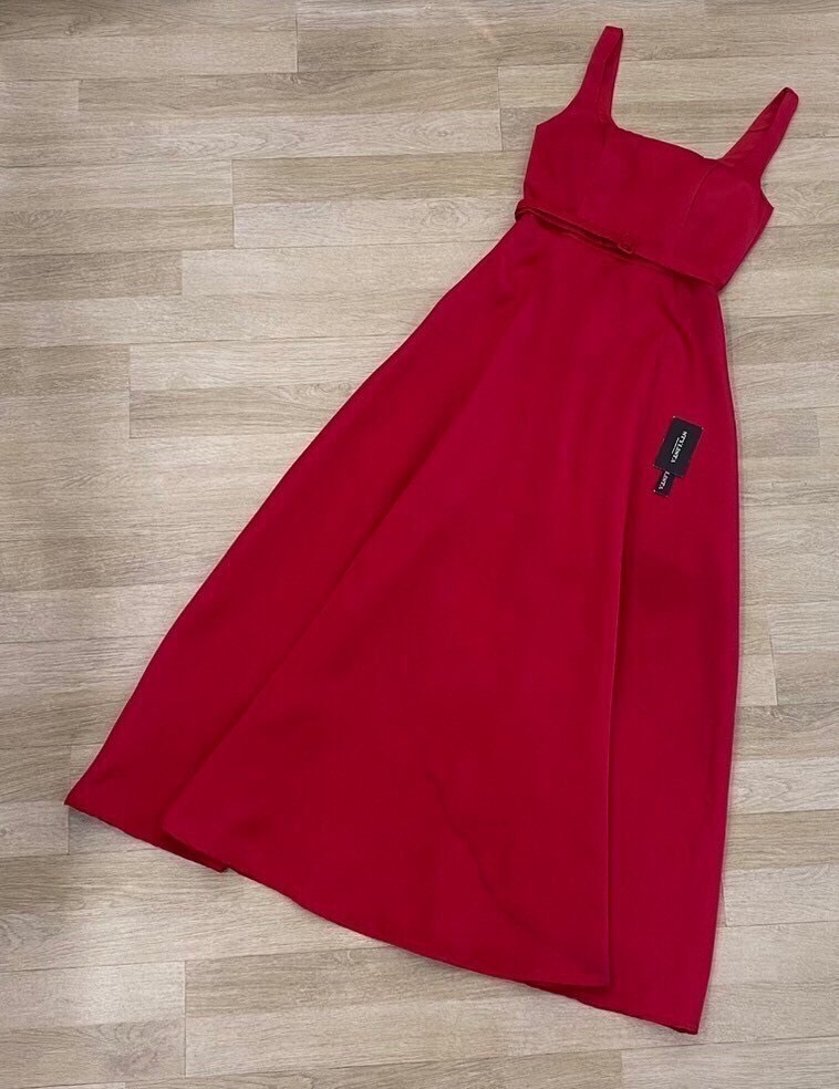 เดรสแบบยาวใส่สวย กระโปรงยาวระบายพริ้วๆ มีเข็มขัดเข้าชุด ซิปหลัง ใส่สวยดูดี ใส่สวยน่ารักมากๆ ใส่ได้หลายโอกาส เที่ยวก็ดี ทำบุญก็สวย จัดด่วนนนๆ ชุดสวยหมดเร็วนะคร๊า สั่งก่อนสวยก่อน