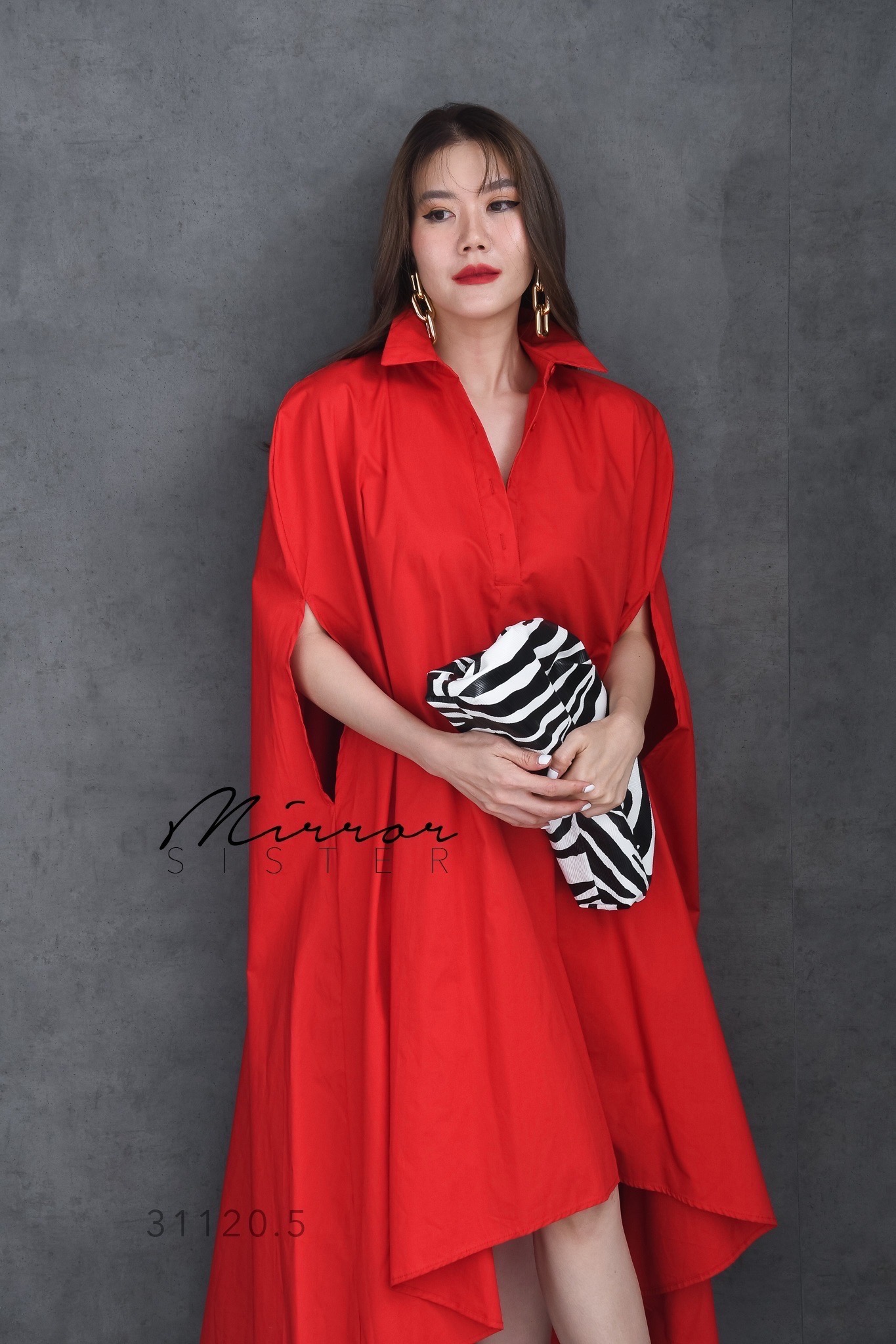 เดรสเชิ้ตทรงค้าวคาว แต่งกระดุมเปิดปิดได้จนถึงช่วงอก ดีไซน์สวยโดดเด่นอลังการ ใครเห็นเป็นต้องร้องว้าววว.. ดีเทลด้านหน้าสั้นกว่า ด้านหลังยาวสวยมาก เนื้อผ้าสวยพรีเมี่ยม Madame Look สีสวยสดทุกสี