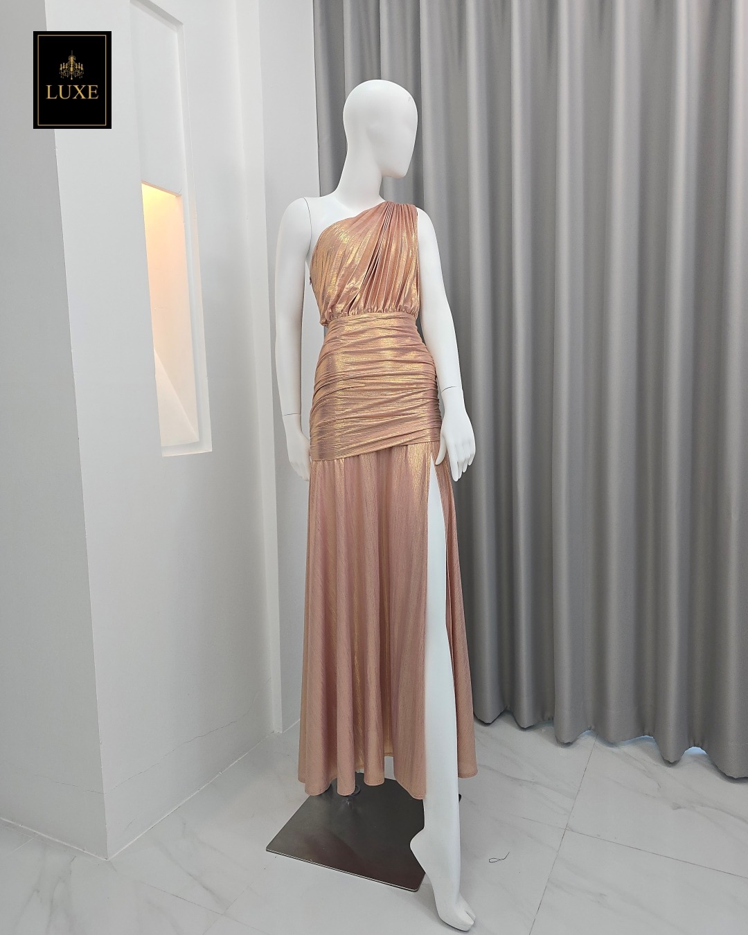 Pleated Metallic One Shoulder Maxi Dress Split Skirt Detail Label : LUXE ☑️แม็กซี่เดรสเสื้อไหล่เดียวอัดพลีท กระโปรงเข้ารูปตรงสะโพก ต่อชายกระโปรงบาน ผ่าหน้าขา ☑️ทำจากผ้าสแปนเด็กซ์ เคลือบเม็ททัลลิก เนื้อนุ่ม ยืดหยุ่น ☑️มีซิปซ่อนและซับใน