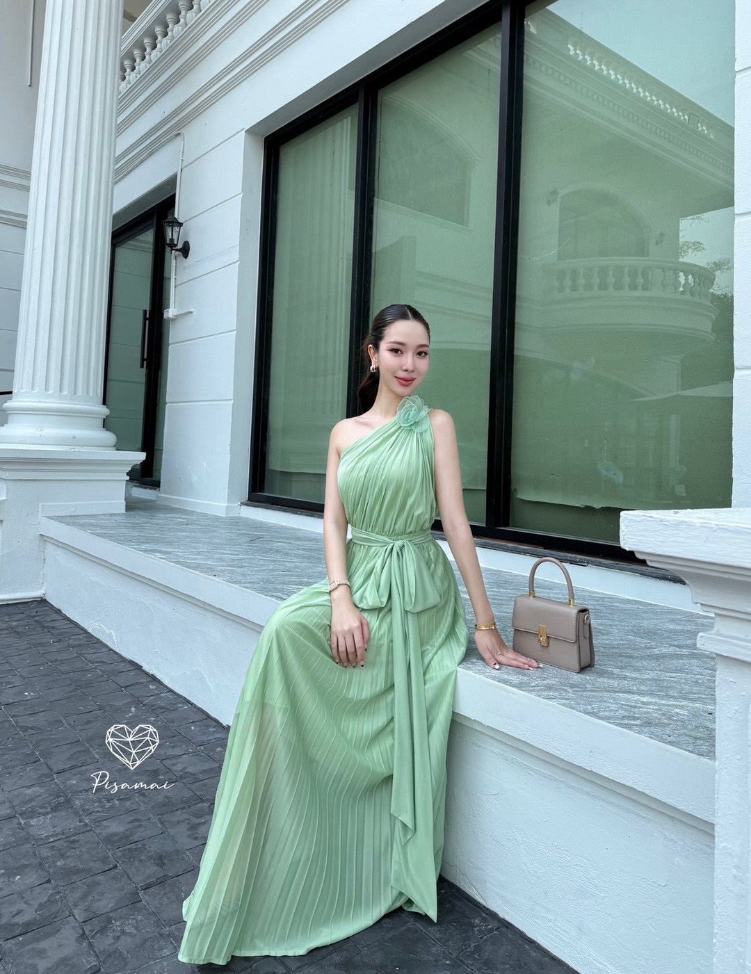 เดรสไหล่เดียวพลีตสีเขียวตัวยาวใช้ผ้าเยอะมาก มาพร้อมเชือกเข้าเซ็ต ใส่สวยมากกกก ราคานี้มือต้องไวเลยค่า รุ่นนี้ใส่สวย เนื้อผ้าดีมากกกกกกก ห้ามพลาดเลยค่า