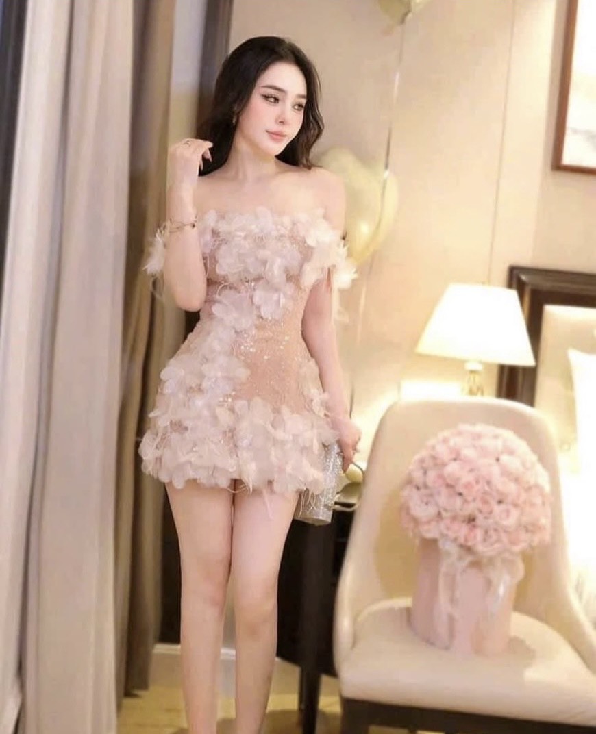 Dress เกาะอก สาย luxury ห้ามพลาดคลอนี้ สีใหม่ล่าสุด โดดเด่นด้วยเนื้อผ้า ผ้ากลิตเตอร์ ทั้งตัวตกแต่งด้วยดอกไม้ผ้าชีฟอง มีฟองน้ำเสริมหน้าอก ซิบหลีง มีแขนข้างเป็นดอกไม้สีขาว รุ่นนี้ใครพลาด เสียใจแน่เลย