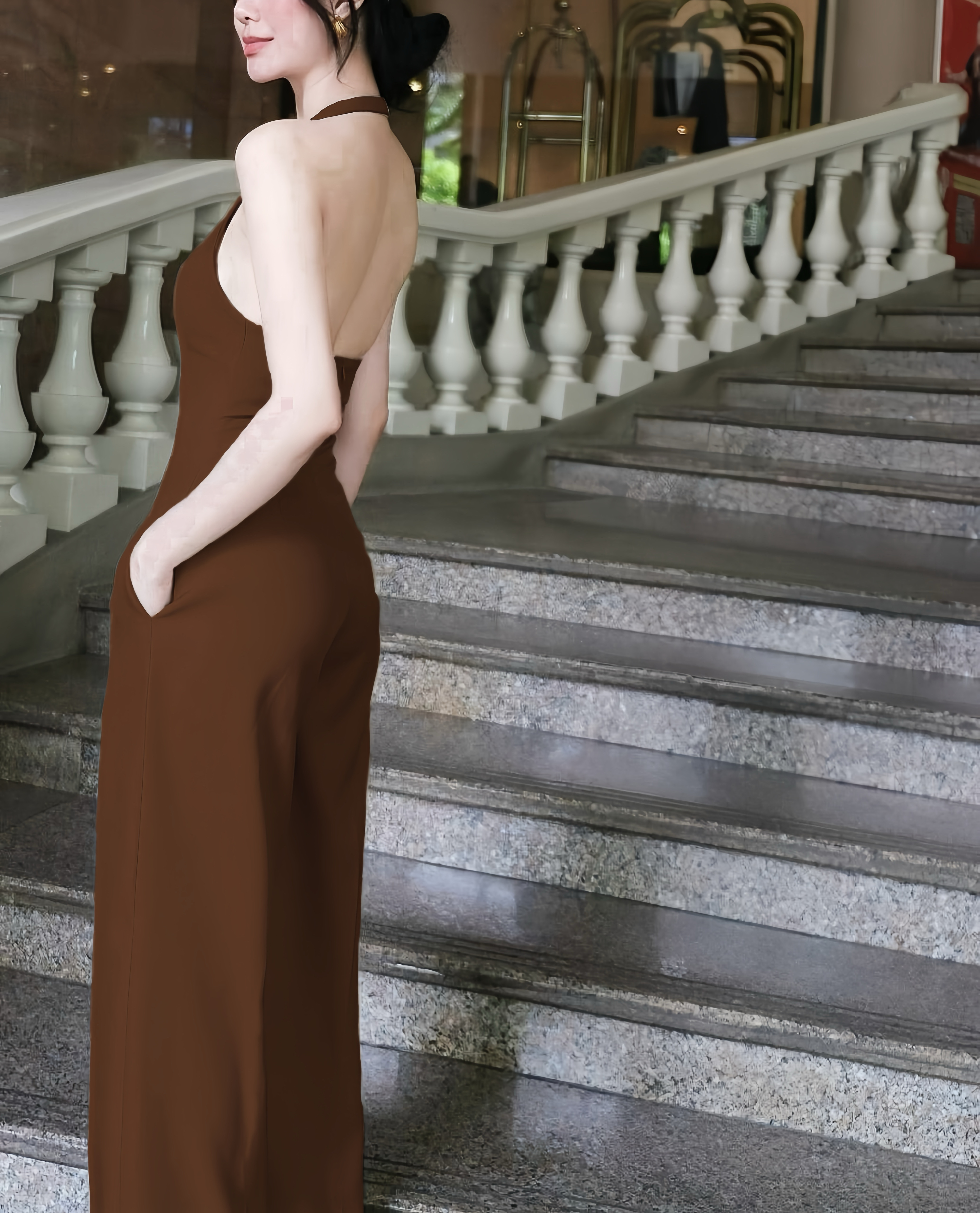 จั้มสูทขายาวคล้องคอสีน้ำตาลคอวี อกมีฟองน้ำ เนื้อผ้าอย่างดี ใส่ได้หลายโอกาส ห้ามพลาดค่า