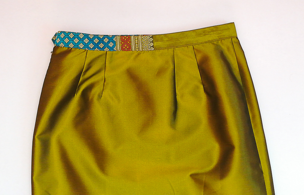 ผ้าถุงไหมสำเร็จรูป (สีเขียวปีกแมลงทับ) งานตัดเย็บประณีต อัดผ้ากาวตามสีของผ้าถุง เนื้องานดีเกรด A (รอบเอว 30 นิ้ว)