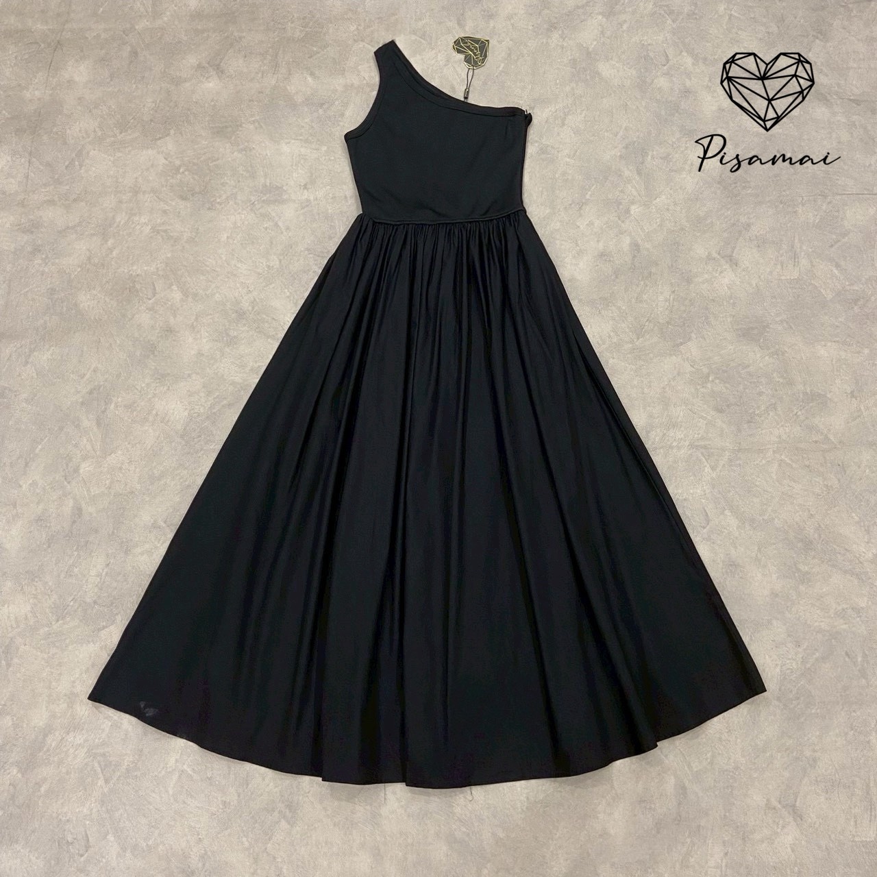 เดรสไหล่เดียวตัวยาวสีดำก้านบนเป็นผ้ายืดใส่เข้ารูปตามรูปต่อกระโปรงบานพองตัวยาว สวย หรู old money มากๆค่า ต้องมีเลยค่า