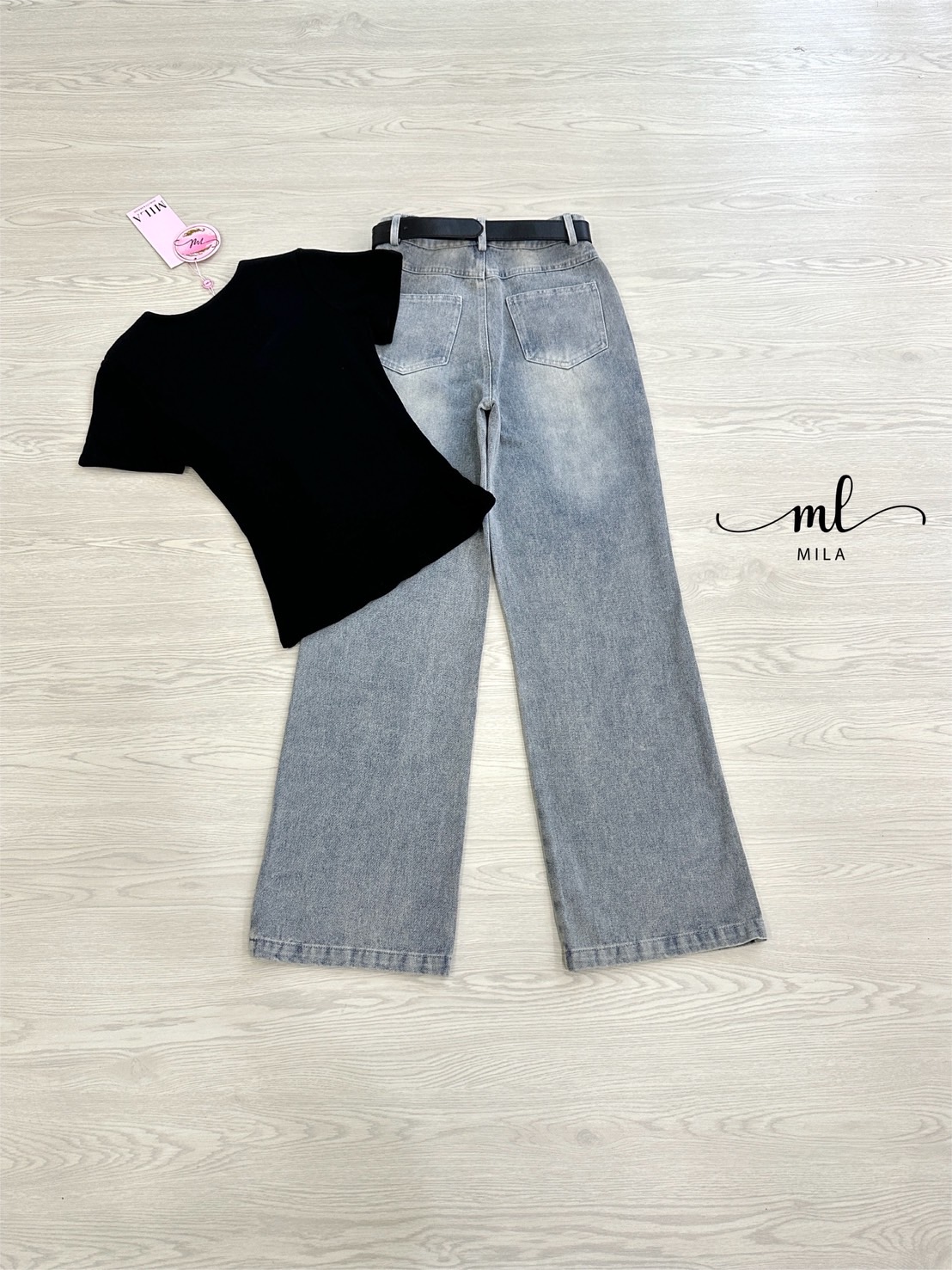 Set 3 ชิ้นลุคคุณหนูสายชิค เสื้อยืดคอวีผ้านุ่มเด้ง สีดำ (มีฟองน้ำ) ใส่แล้วผิวดูผ่อง เนื้อผ้ายืดหยุ่นพอดีตัว ไม่ย้วยง่าย แมตช์กับกางเกงยีนส์สีอ่อนทรงกระบอกใหญ่ มีกระเป๋าล้วงทั้งสองข้าง