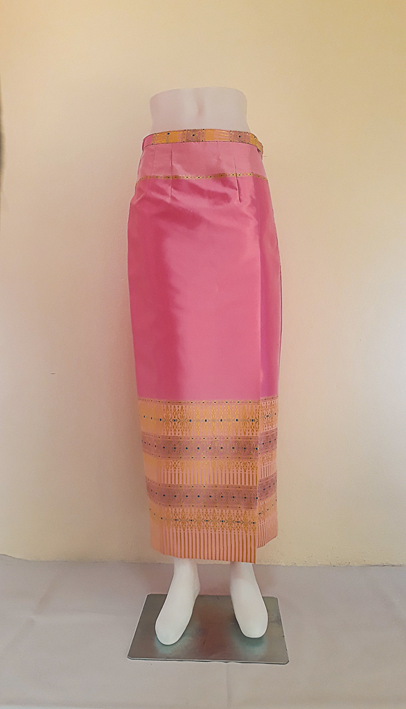 ผ้าถุงไหมสำเร็จรูป (สีชมพู) งานตัดเย็บประณีต อัดผ้ากาวตามสีของผ้าถุง เนื้องานดีเกรด A (รอบเอว 28 นิ้ว)