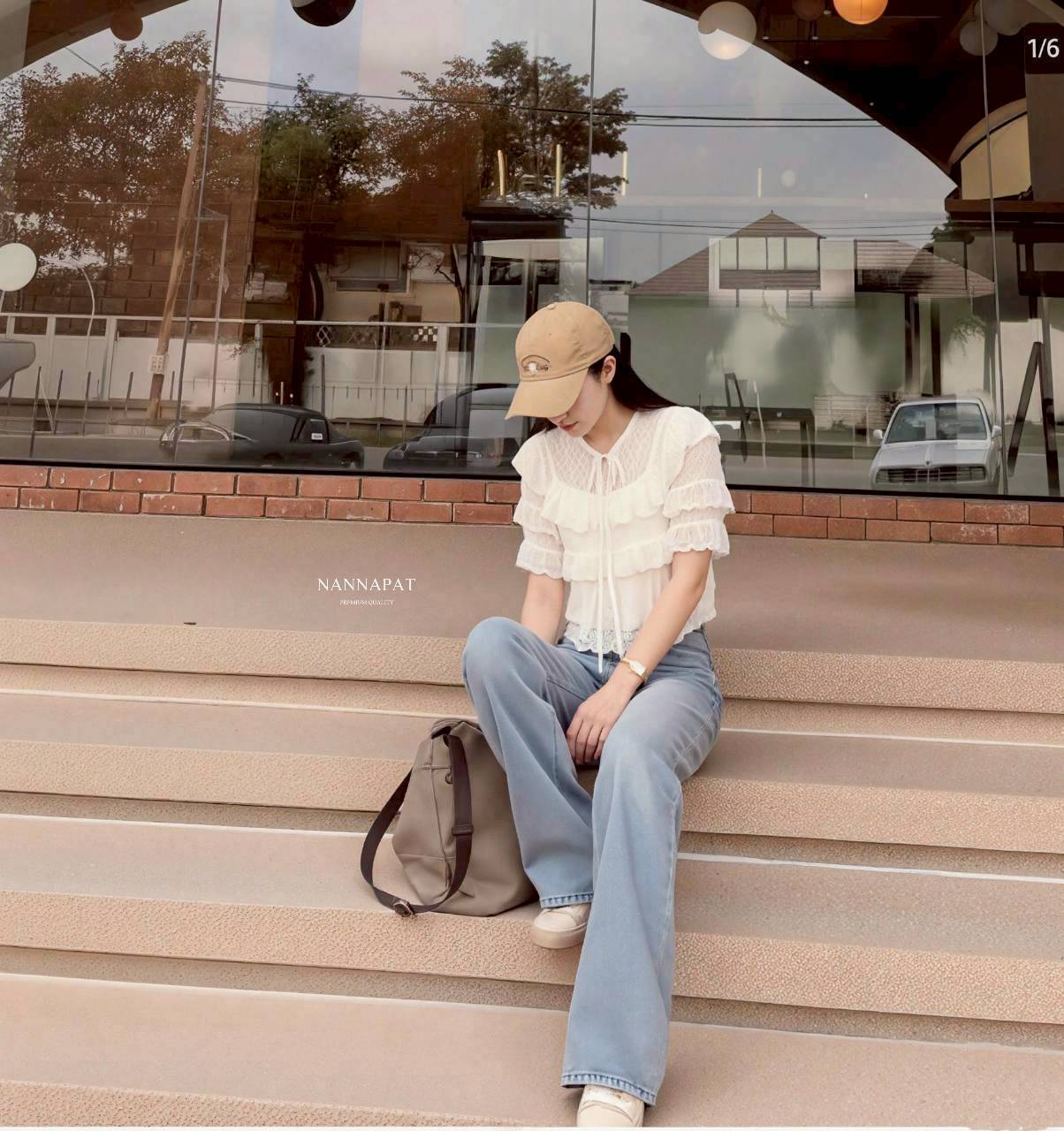 SET เสื้อน่ารัก ผ้าลูกไม้นุ่มๆดีไซน์เป็นชั้นๆ แต่งเชือกผูกโบว์ มาคู่กับกางเกงยีนส์แท้ฟอก ทรงสวยเป๊ะ แม็ชกันลงตัวเวอร์ๆเลยค่าา