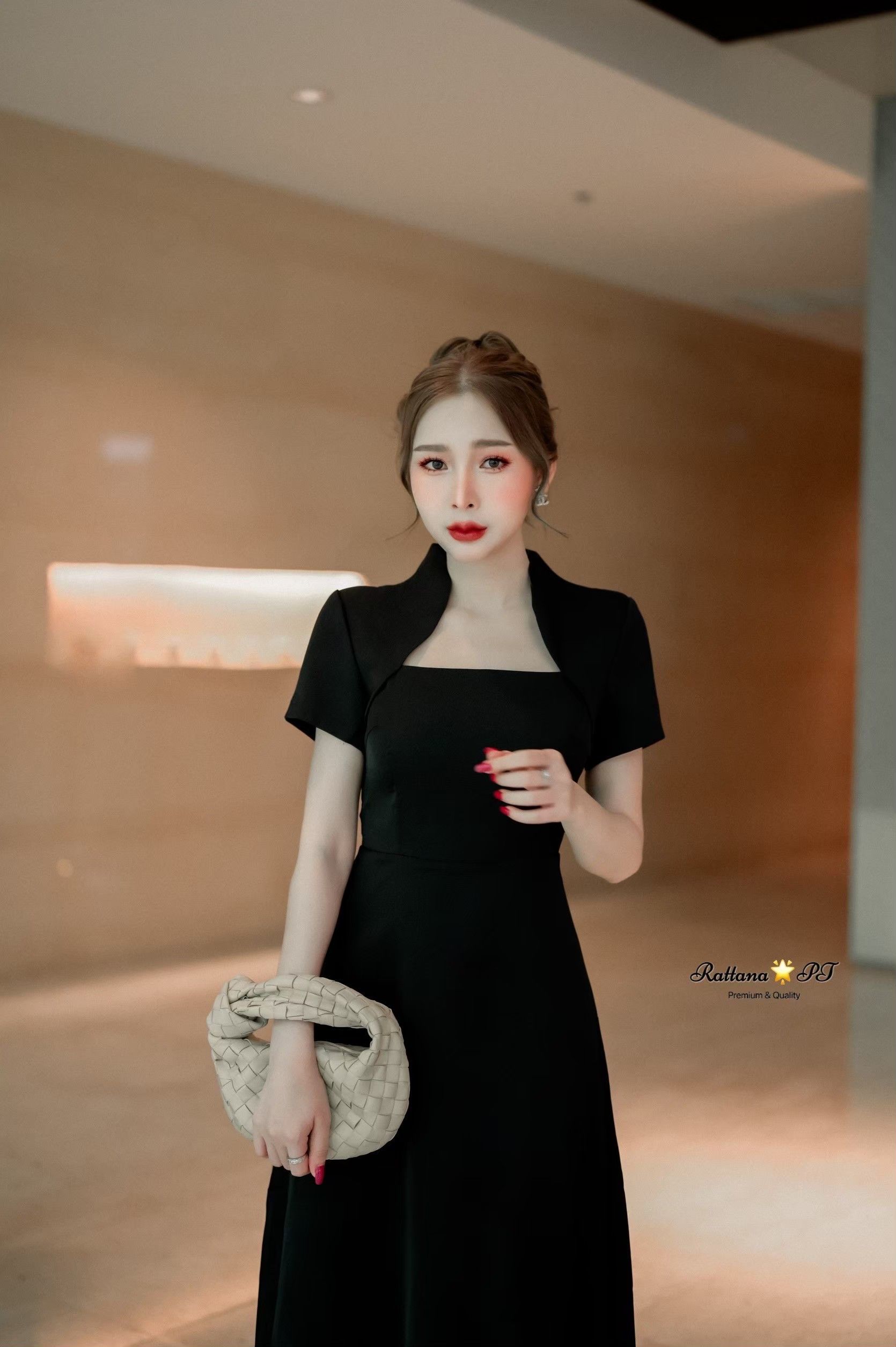 ชุดเดรสยาวสีดำทรงสวยมาก สวยหรูดูแพง หน้าอกมีฟองน้ำ ชุดมีซับในอย่างดี เนื้อผ้าดีมากค่า ชุดมีซิบด้านหลัง ใส่ออกงาน ใส่ได้บ่อย ห้ามพลาดเลยคร้า ของสวยหมดไวนะคะ จัดด่วน
