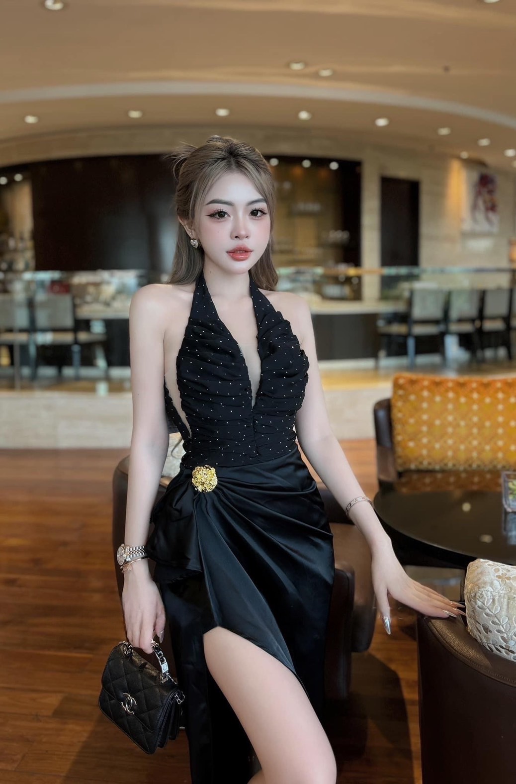 เดรสยาวสีดำแขนกุด ดีไซน์เว้าด้านหน้าด้านข้างลึกเนื้อผ้ามีกลิตเตอร์เย็บย่นทั้งตัว ด้านในมีซับเกาะอกสีเทา ( ไม่เสริมฟองน้ำ ซิปหลังอย่างดี ) ตัวกระโปรงยาวทรงพริ้วผ่าหน้าสูงปรี๊ด จับจีบย่นข้างคลายๆแต่งผ้าไล่เป็นเลเยอร์มีอะไหล่ทองติด เนื้อผ้าดี ใส่ออกงานสวยเริ