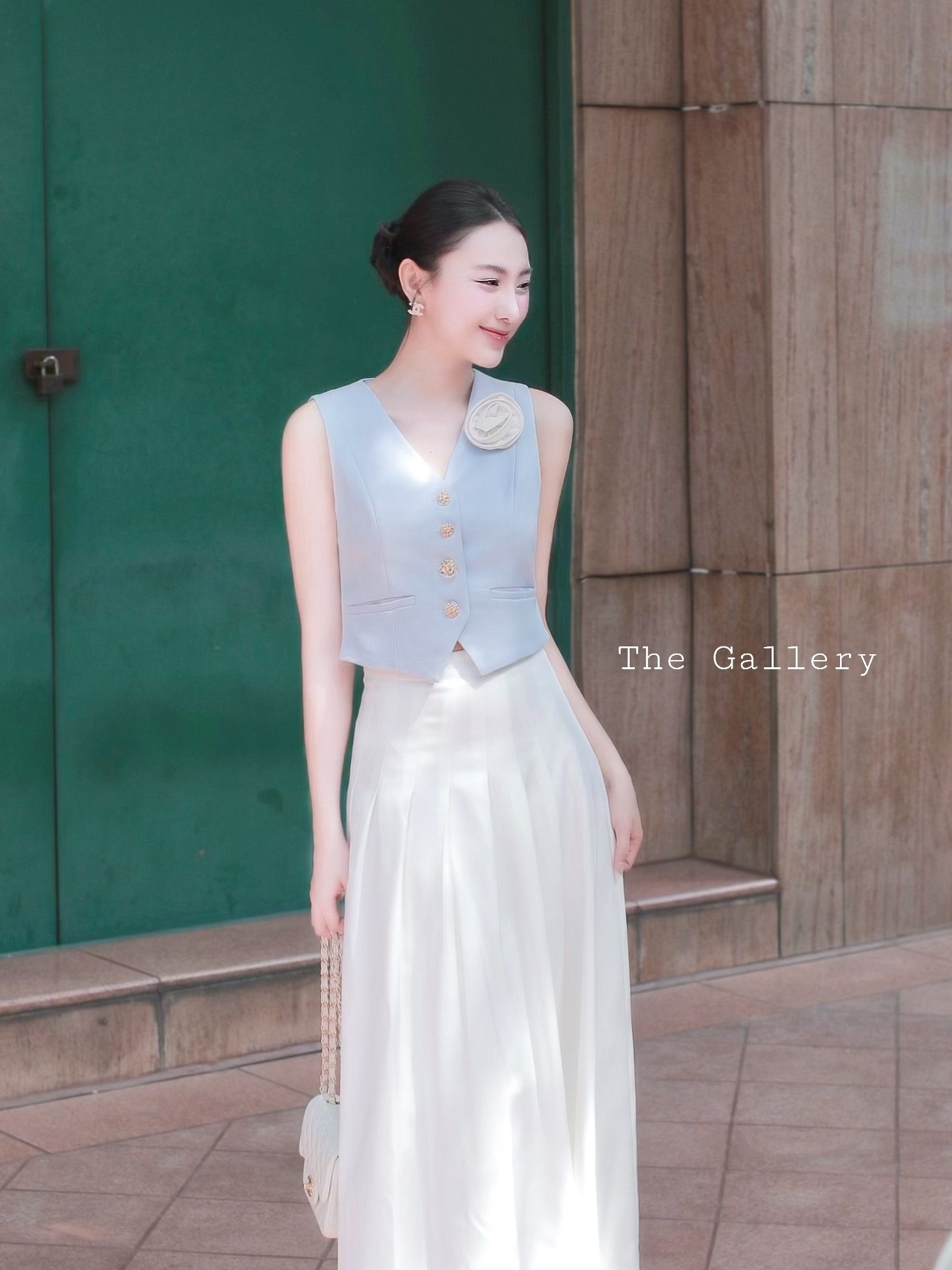 ชุด set พร้อมเข็มกลัดดอกไม้ เสื้อกั๊กทรงสวยและกระโปรงจับจีบรอบชิคสุด ๆ เนื้อผ้าพรีเมี่ยม สวยครบจบในชุดเดียว ราคาสุดคุ้มมากเวอรรรร์ จะทำงาน/ใส่ไปที่ใด ๆ คือ เริ่ดด ห้ามพลาด ตำด่วน.