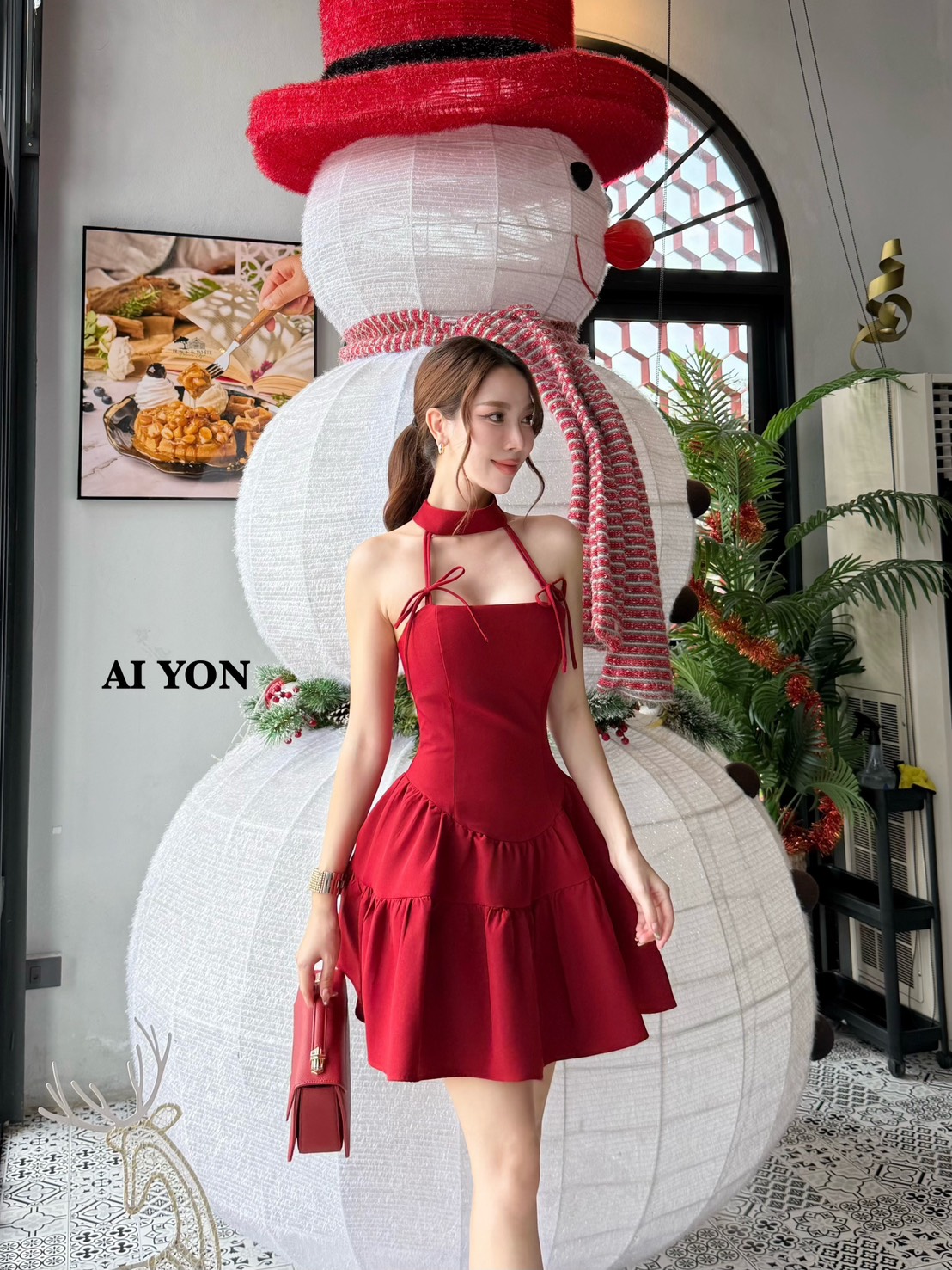 เดรสกระโปรงกึ่งเกาะอก แต่งโชกเกอร์ที่คอมีสายเดี่ยวเชื่อมด้านข้างสองเส้นแต่งผูกโบว์สุดเก๋ มีบลาในตัวทรงพอดีตัวใส่กำลังสวย สีสวยขับผิวมาก ท่อนกระโปรงแต่งทรงพองเล็กน้อยสุดคิ้วท์ปนเซ็กซี่เลยค่ะชุดนี้