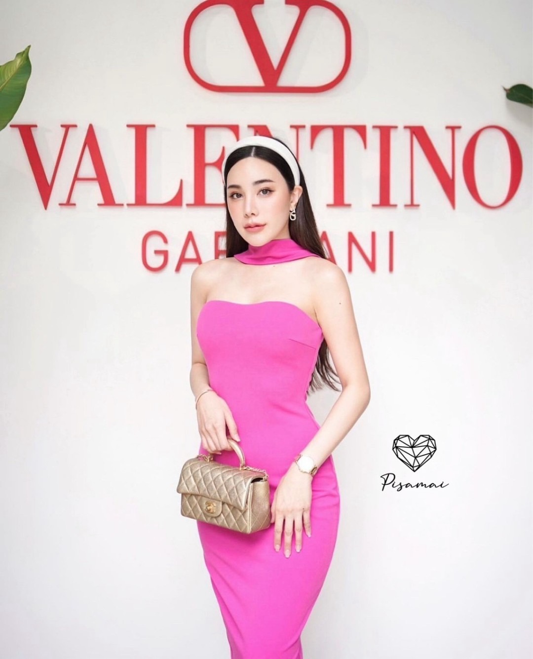เดรสผ้ายืดพาดคอเข้ารูปสีชมพูแป๋นผ่าหลังตัวยาว ใส่แซ่บทรงสวยมากๆรุ่นนี้ คุ้มมากๆค่า ดีมากค่าใส่vacayถ่ายรูปกับแก๊งค์เพื่อนๆไม่มีผิดหวังเลยค่า ห้ามพลาดเลยน้าตัวนี้