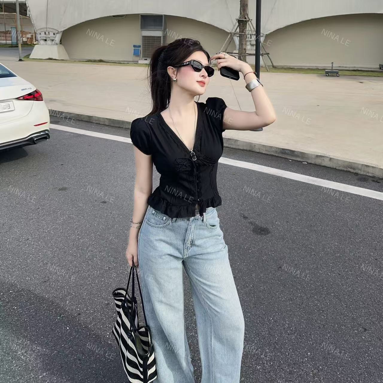 Set2 ชิ้นเสื้อแขนตุ๊กตาคอวีสีดำ แต่งกุ้นลูกไม้สีดำช่วงคอและตัว แต่งโบหน้า และกระดุมสามารถใช้งานได้จริง จับจีบระบายชายเสื้อ มาพร้อมกางเกงยีนส์ขายาว กระเป๋าหลังแต่งลายสกรีนทั้ง2 ข้าง ใส่คู่กันลงตัวพอดีเป๊ะ สาวๆห้ามพลาดเด็ดขาด