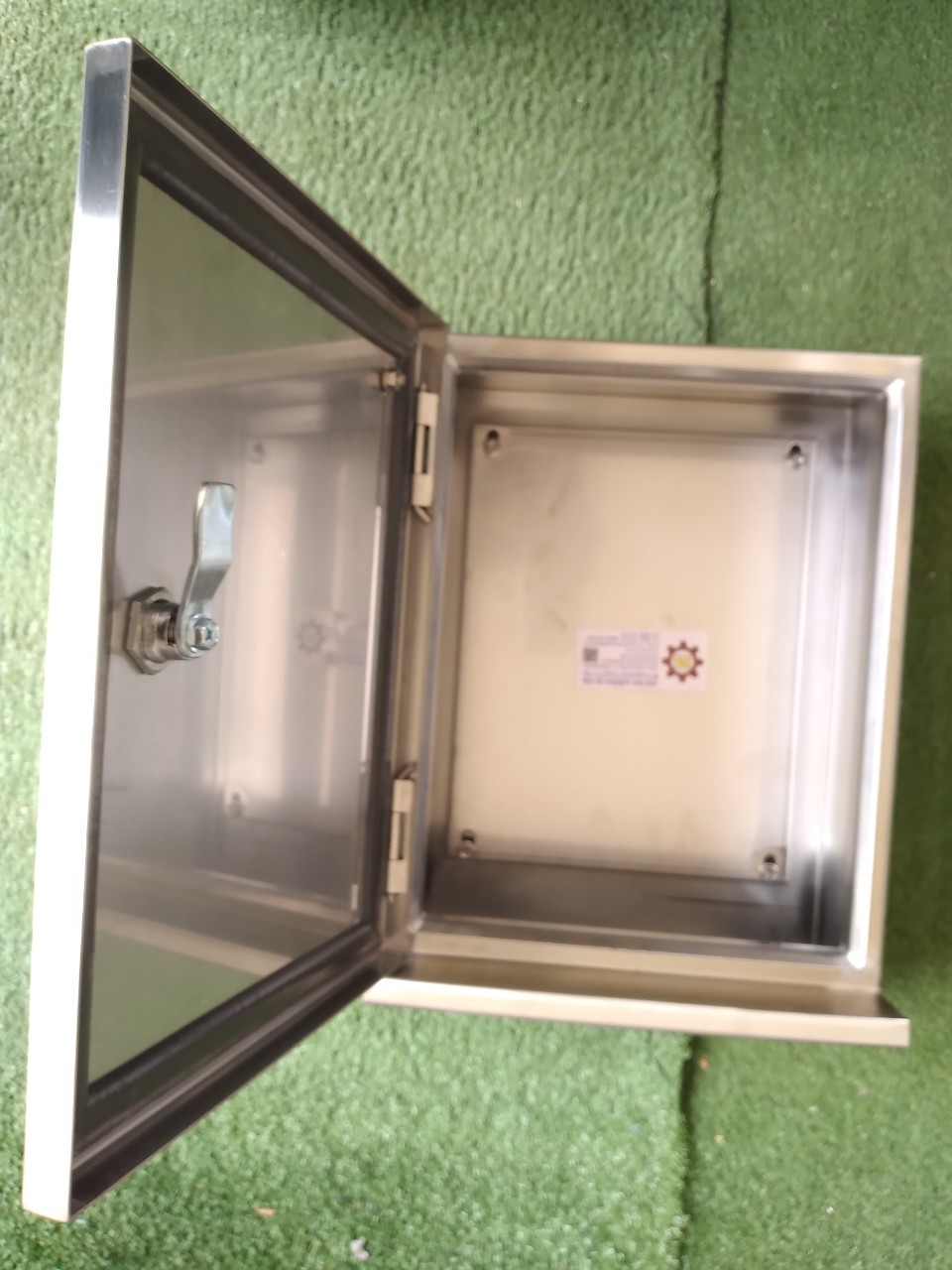 ตู้คอนโทรลสแตนเลส 304 กันน้ำ ฝาช้ันเดียว หลังคาสโลป W280xH350xD150mm. พร้อมหูยึด 4 มุม หนา 2มม.