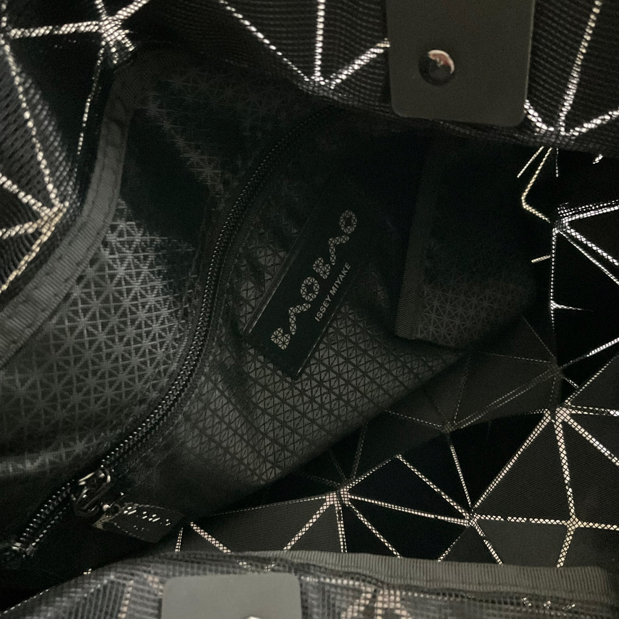 กระเป๋าทรงโท้ทใบใหญ่แบรนด์เนมเบาเบาอิสเซ่มิยาเกะสีขาว สีเงิน สีดำ BAO BAO ISSEY MIYAKE TOTE BAG (6x6)