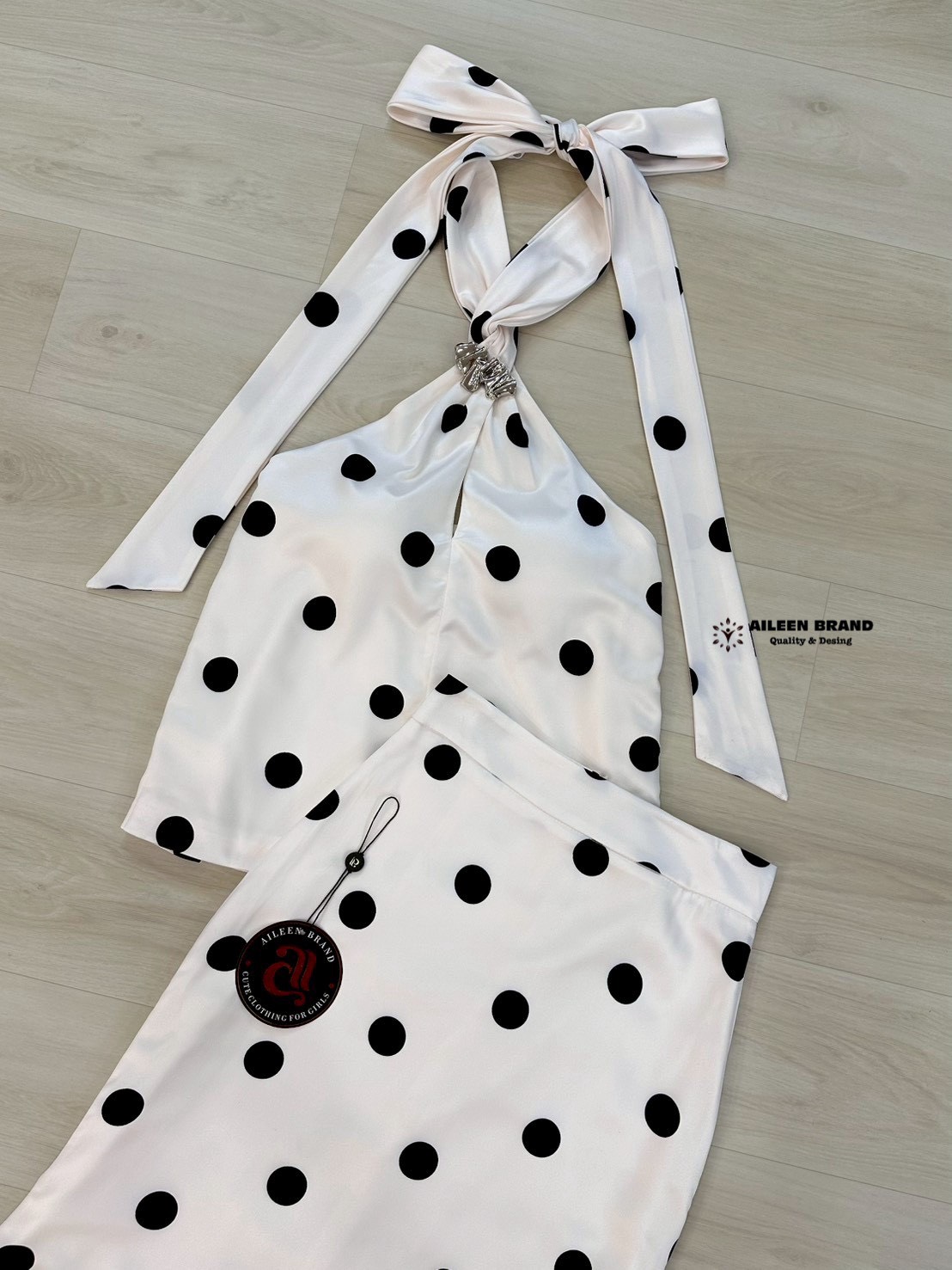 Set2 ชิ้น เสื้อทรงฮอลเตอร์ผูกคอด้านหลัง ดีเทลจับจีบตรงอก (อกเสริมฟองน้ำ ซิปข้าง )มาพร้อมเข็มกลัดเพิ่มความเก๋ มีซับใน กระโปรงยาวพริ้วสวยเข้ารูป แต่งชับในสีขาว (ซิปหลัง) เนื้อผ้าซาตินอย่างดี ลาย polka dot