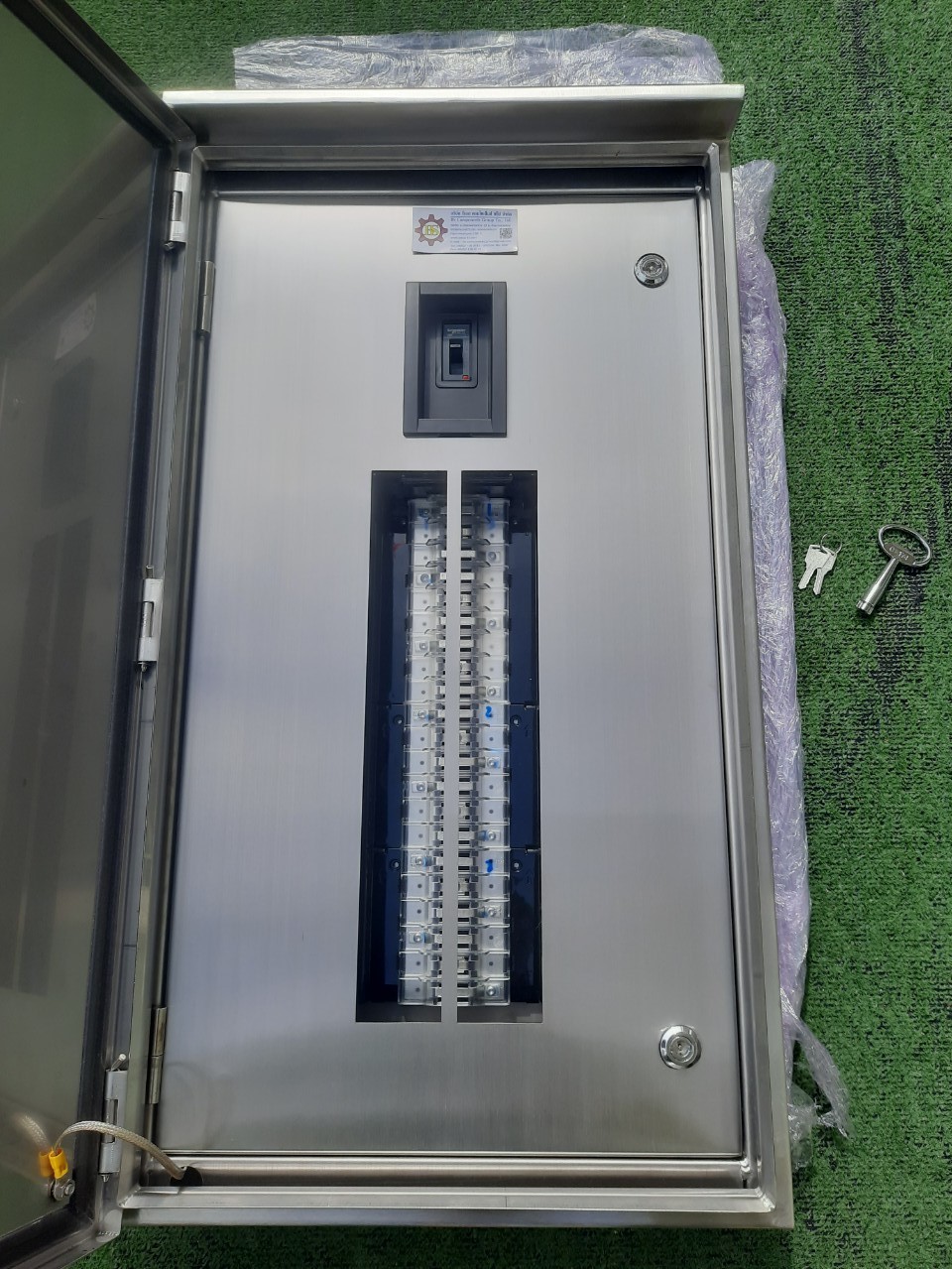 LOAD CENTER 100A ตู้สแตนเลส 304 มีหลังคาสโลป W450xH800xD152mm. (42ช่อง)