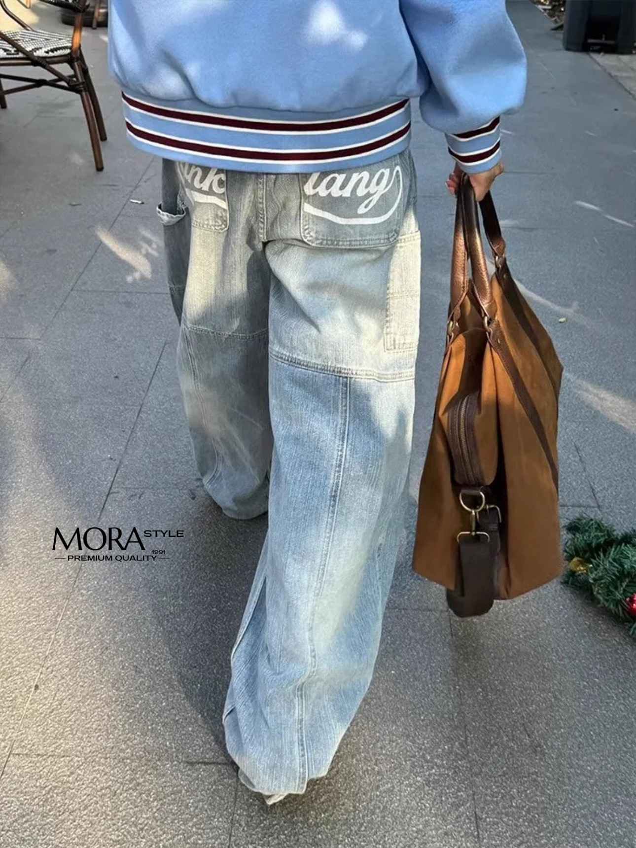 กางเกงยีนส์เอวสูงขากระบอก ทรงหลวม แต่งดีเทลและกระเป๋าข้าง สกรีนลายด้านหลังสีขาว เท่มาก ใส่แมทได้หลายแบบ มีติดตู้ได้ใส่แน่นอนค่าา