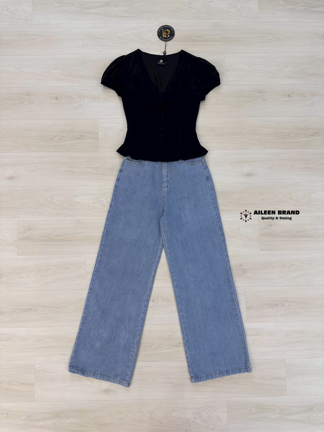 Set2 ชิ้นเสื้อแขนตุ๊กตาคอวีสีดำ แต่งกุ้นลูกไม้สีดำช่วงคอและตัว แต่งโบหน้า และกระดุมสามารถใช้งานได้จริง จับจีบระบายชายเสื้อ มาพร้อมกางเกงยีนส์ขายาว กระเป๋าหลังแต่งลายสกรีนทั้ง2 ข้าง ใส่คู่กันลงตัวพอดีเป๊ะ สาวๆห้ามพลาดเด็ดขาด