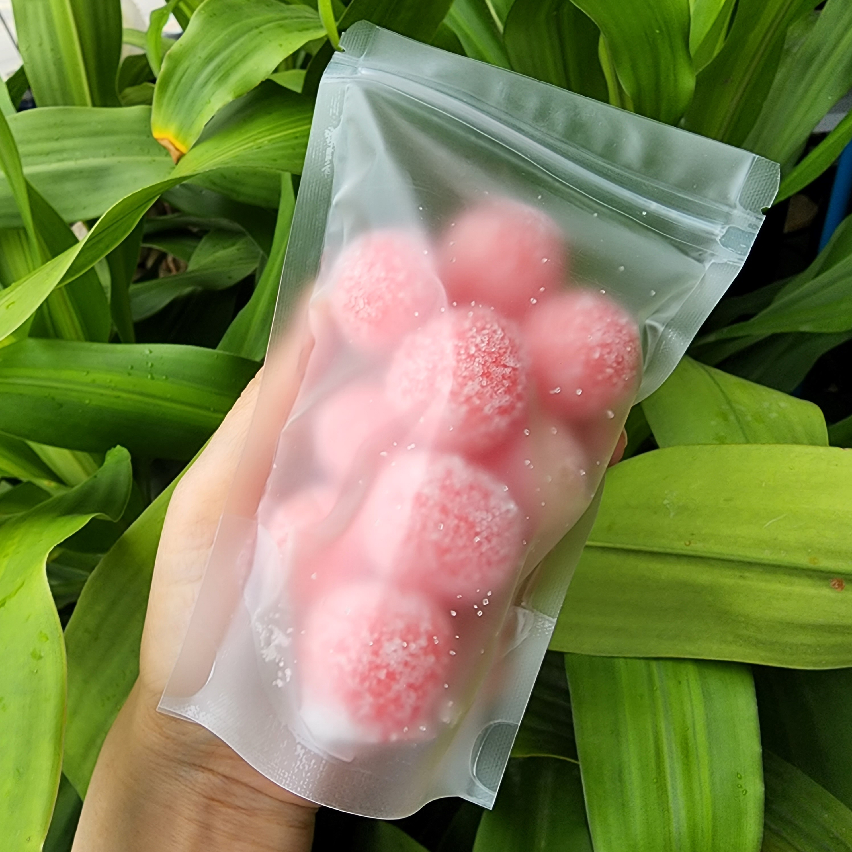สครับน้ำตาลผลไม้รวมกลิ่นสตรอเบอร์รี่ - FRUITY SUGAR SCRUB BALL