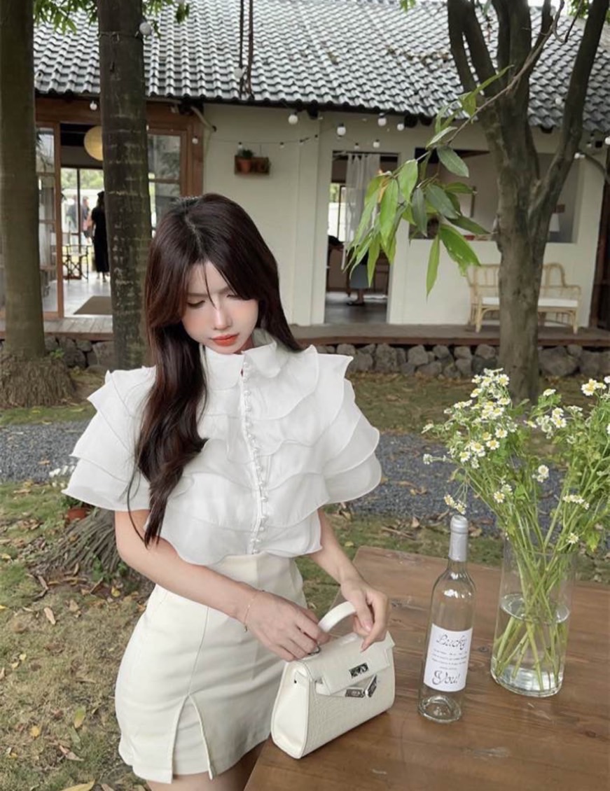 เสื้อสไตล์ไฮโซ เสื้อระบายผ้าเเก้วเกาหลี เนื้อผ้านุ่ม เย็บพับกุ้นด้านในไม่คัน ดีเทลหรูหรา เเต่งกระดุมมุกตามสีเสื้อ ไฮโซหรูหรา เลอค่าสุดๆ