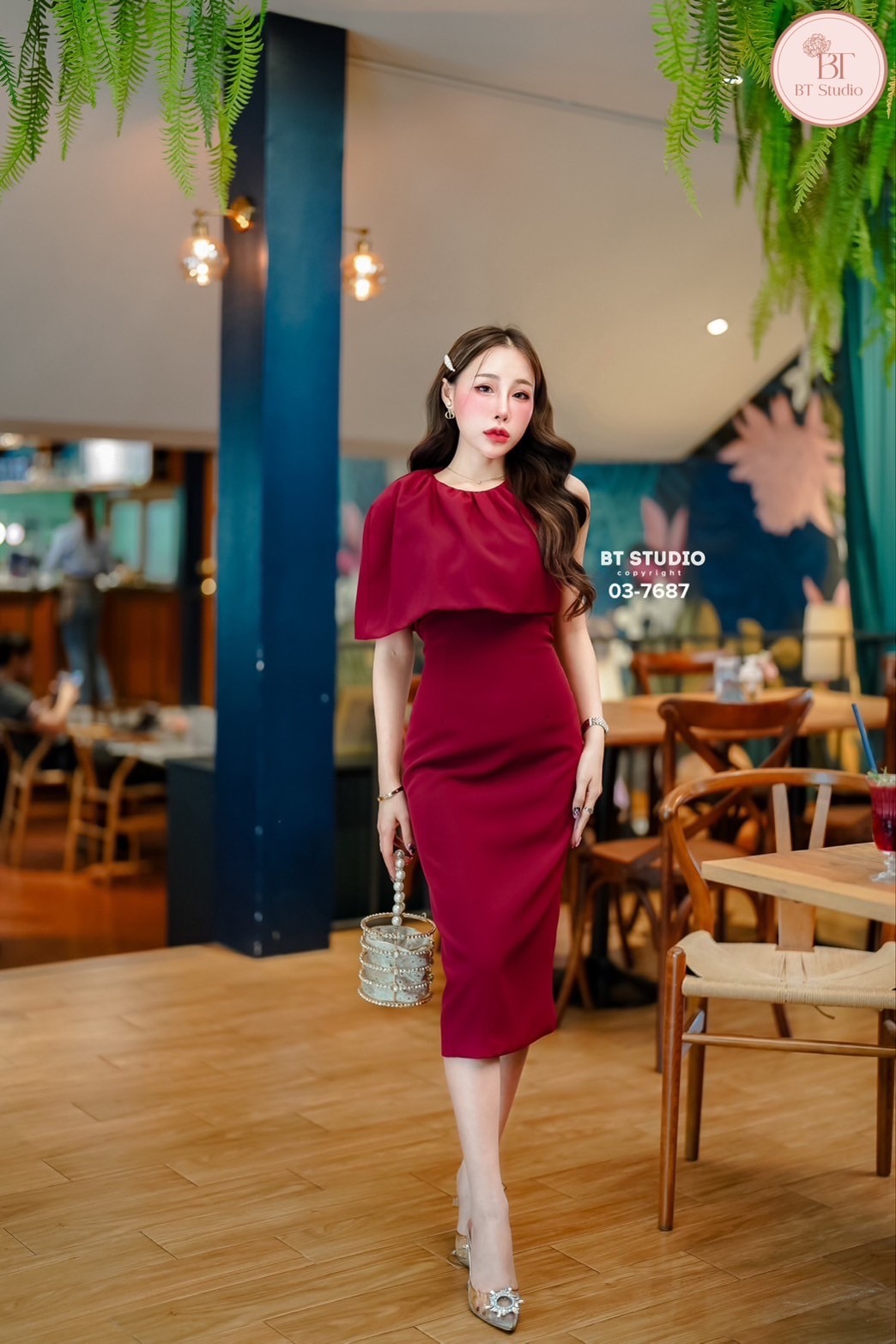 เดรสคลุมเข่า ดีไซส์แขนกุดแต่งระบายคลุมปิดต้นแขนข้างเดียว งานสวยเข้ารูป ปลายชายกระโปรงด้านหลังผ่า สีแดงเรดไวน์ขับผิวออร่า งานเนื้อผ้าดีมีซับในคะ ลุคสวยหรูดูแพงค่ะ