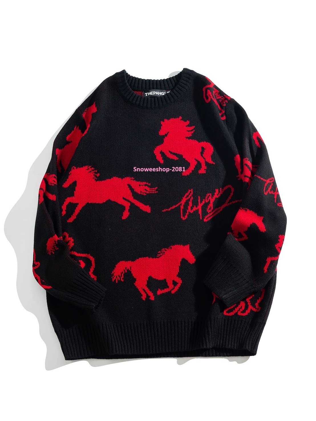 ลายม้าเท่เกินต้าน! ใส่แล้วดูแพงแบบโอปป้า เสื้อสเวตเตอร์คอกลมสไตล์เกาหลี ใส่ได้ทั้งชาย-หญิง ดีไซน์เรียบแต่ดูมีคลาส หนา อุ่น ใส่สบายสุด ๆ ใส่เที่ยวต่างประเทศก็เอาอยู่ ขนาดใหญ่พิเศษ 2XL – 8XL (ถึงอก 58") มีให้เลือก 2 สีเท่ๆ — ดำ / แดง