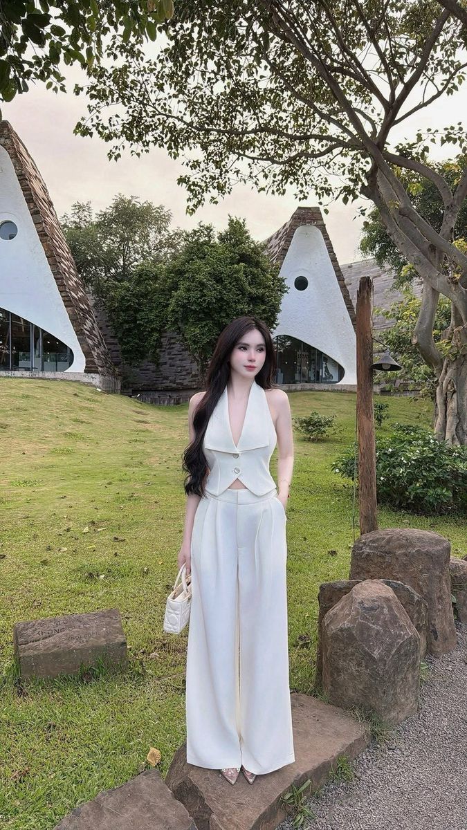 Set 2 ชิ้นสีขาวทั้งชุด ตัวเสื้อคล้องคอ ทรงเข้ารูปมีกระดุมหน้าใช้งานได้จริง ด้านหลังเว้าทรงสวย มาพร้อมกับกางเกงขายาวทรงกระบอกใหญ่ดีเทลจับจับด้านหน้าให้ดูมีมิติ กระดุมและซิปหน้า มีกระเป๋า2ข้าง