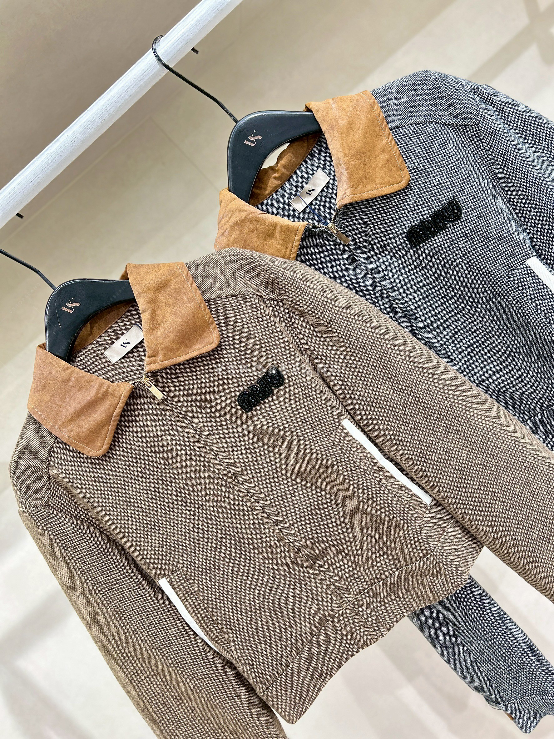 เสื้อคลุมผ้าทอ ปกหนัง อก miu.miu #vshopbrand #vshop #สูท #blazer #สูท #workingoutfit #outfits #girlstyle #womenwear #ชุดทำงาน #เสื้อสูท #เสื้อคลุม #ootd #แจ็คเก็ต #jacket