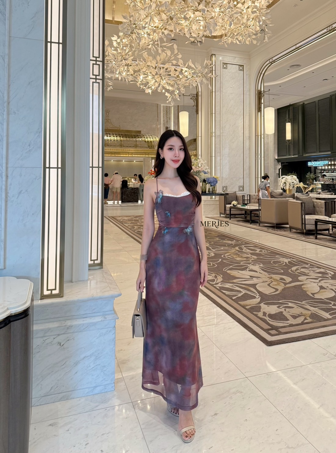 เดรสยาวสายเดี่ยวผ้านิ่มพิมพ์ลายสีโทนน้ำตาลแต่งผีเสื้อสีฟ้าน่ารักทรงเดรสเข้ารูปปลายบานทรงเรียบเก๋ผู้ดีน่ารักด้านหลังเป็นสายไขว้ปรับได้อกมรีฟองน้ำเสริมงานมีซับในใส่ออกมาแล้วทรงสวยมากๆคะเก็บไว้ใส่ไปเที่ยวทะเลหรือวิวธรรมชาติสวยมากๆคะ 𝐌𝐄ᵁ