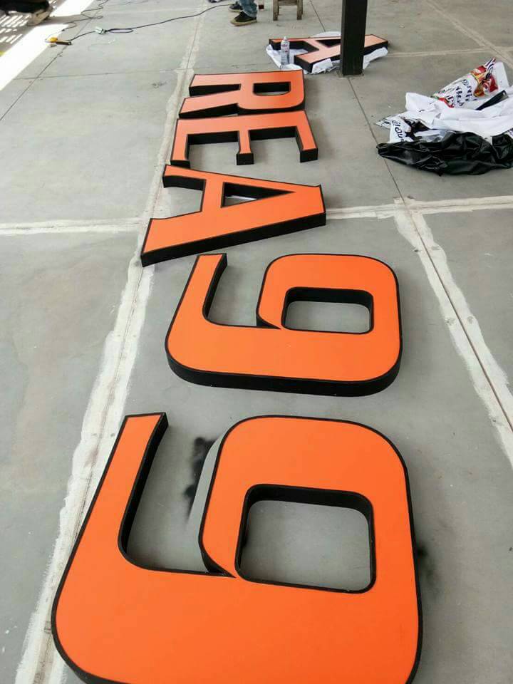 อักษรไฟและกล่องป้ายไฟ