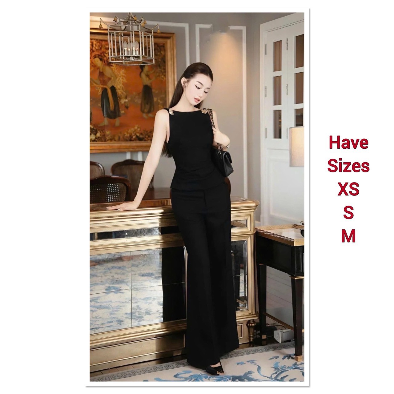 Set 2 ชิ้น เสื้อสายเดี่ยวสีดำ ช่วงสายด้านหน้าแต่งอะไหล่ดอกไม้สีทอง อกเสริมฟองน้ำ ดีเทลแต่งเว้าหลังบน ซิปหลังมีชับในตัว แมทซ์กับกางเกงขายาว สีเดียวกับชุด มีตะข้อและซิปหน้า กระเป๋าข้างใช้งานได้จริง งานสวย เนื้อผ้าดี คัตติ๊งเป๊ะคะ