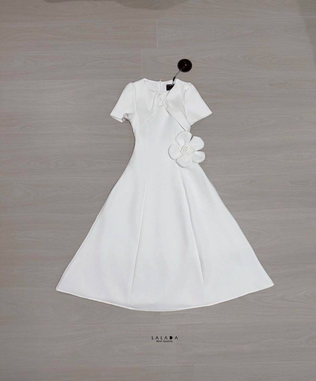 เดรสสีขาวยาว มีแขน ลูกหนูลูกคุณ แต่งดอกไม้ช่วงเอว เรียบร้อยสวยหรู งานซิปหลัง ตัดเย็บอย่างดี มีซับใน สวมใส่ได้หลายโอกาส Color::ตามรูป