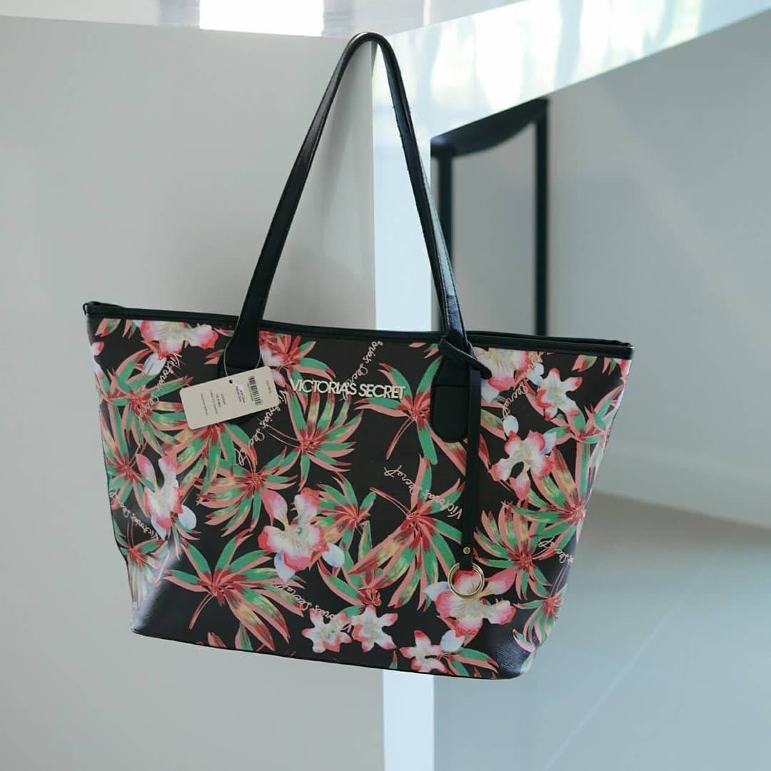 กระเป๋าแบรนด์เนมวิคทอเรียซิเครทใบใหญ่ทรงชอปปิ้ง Victoria's Secret Vintage Flower Print tote bag-สีดำลายดอกชมพู