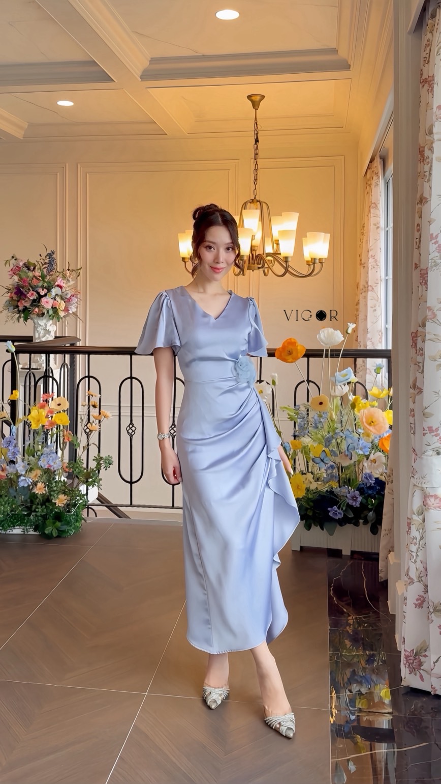 เดรสผ้าซาตินเนื้อดี สีฟ้าอมเทา เงาสวย เรียบหรูทุกองศา แต่งระบายเฉียงช่วงเอว ช่วยพรางหุ่นให้ดูเพรียว แขนตุ๊กตาอ่อนหวาน เพิ่มความละมุนให้ลุคเจ้าหญิง ดอกผ้ากลางเอวเป็นกิมมิกที่เรียบแต่ดูแพง ใส่ไปงานแต่งหรือดินเนอร์ก็สวยจบในตัวเดียว ✨ #ชุดเพื่อนเจ้าสาว