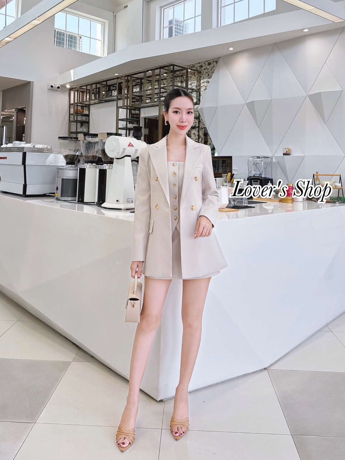 Brand : LV. Detail : Set 3ชิ้น เสื้อสูท+เสื้อกั๊ก+กระโปรง ลุคคเรียบหรูดูผู้ดี มีความเป็นCEOสาวท่านหนึ่ง ดีเทลเสื้อกั๊กทรงกระดุมหนา มาพร้อมเสื้อสูทยาว แม็ทกับกระโปรงเอวสูงซิบหลัง งานมีซับในอย่างดีทั้ง3ชิ้นนะคะ ใช้ผ้าสูทอัดกาว