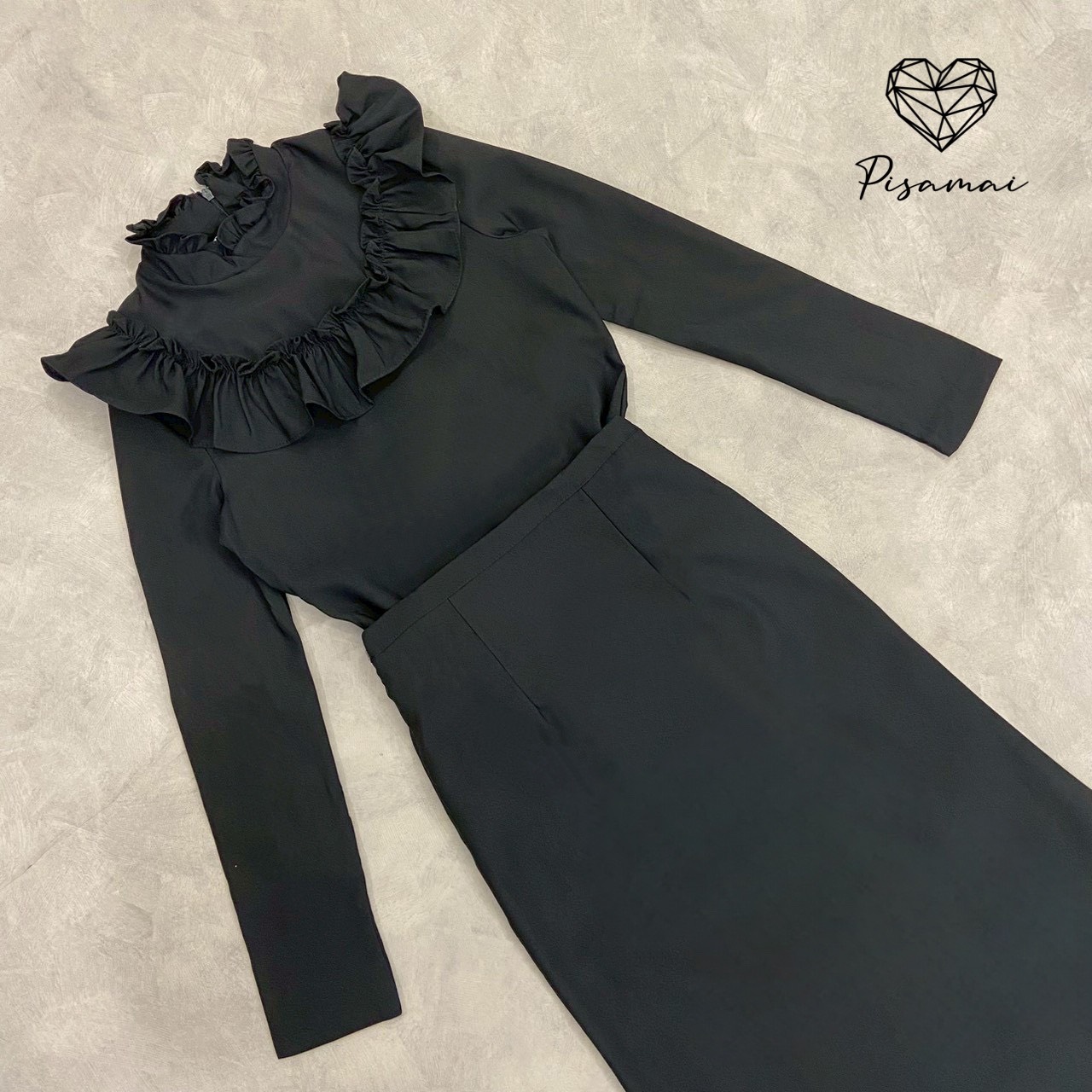 เซ็ตเสื้อแขนยาวชุดไทยจิตรดาสีดำ แต่งระบายช่วงคอและอก มาคู่กับกระโปรงตัวยาวสีดำทรงหางปลา ตามหากันทั้งประเทศ ต้องมีเลยค่า