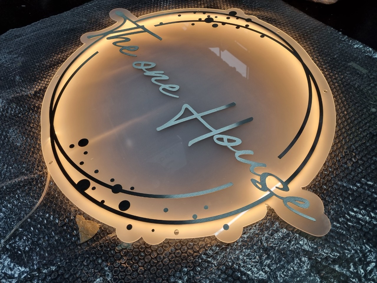 ป้ายไฟออกหลัง The one house