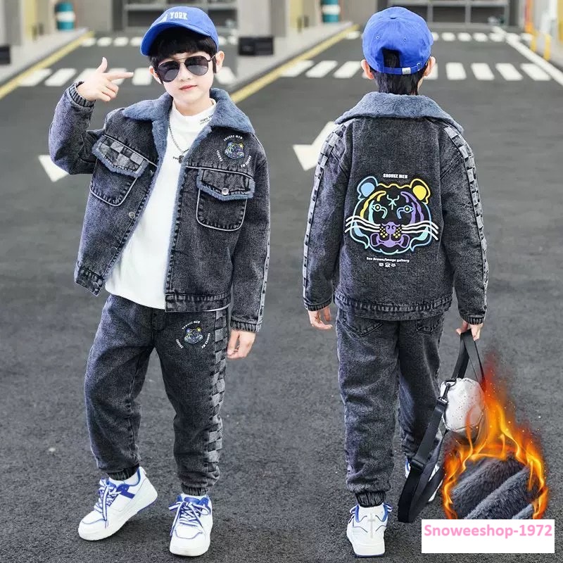 หล่อ อุ่น พร้อมลุยต่างประเทศ! แพ็คกระเป๋าแล้วใส่ชุดนี้ไปได้เลย ชุดเด็กชายผ้ากำมะหยี่หนาใส่เที่ยวต่างประเทศในฤดูหนาว เซทชุดกันหนาวผ้าหนาอบอุ่น เสื้อ+กางเกง แต่งปกขนมิ้งสีเข้าชุด สวยใส่สบาย หนา นุ่ม อุ่น เอาอยู่ กันหนาวได้จริง มี 4 ลาย ไซ 110 ถึง 170