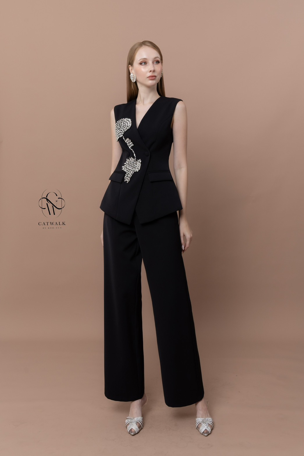 งานป้าย CATWALK BY KOH-TUN Detail>>> เท่ห์หรู ดูแพงสุดๆ กับเซตเสื้อแขนกุดปักดอกไม้เพชร+กางเกงทรงสวย เนื้อผ้าเกรดเอ ตัวเสื้อเป็นทรงเข้ารูปป้ายหน้า เพิ่มความหรูหราด้วยการตกแต่งด้วยเพชรมาเรียงกันเป็นดอกไม้ มาคู่กับกางเกงทรงขาบาน เนื้อผ้าเดียวกับตัวเ