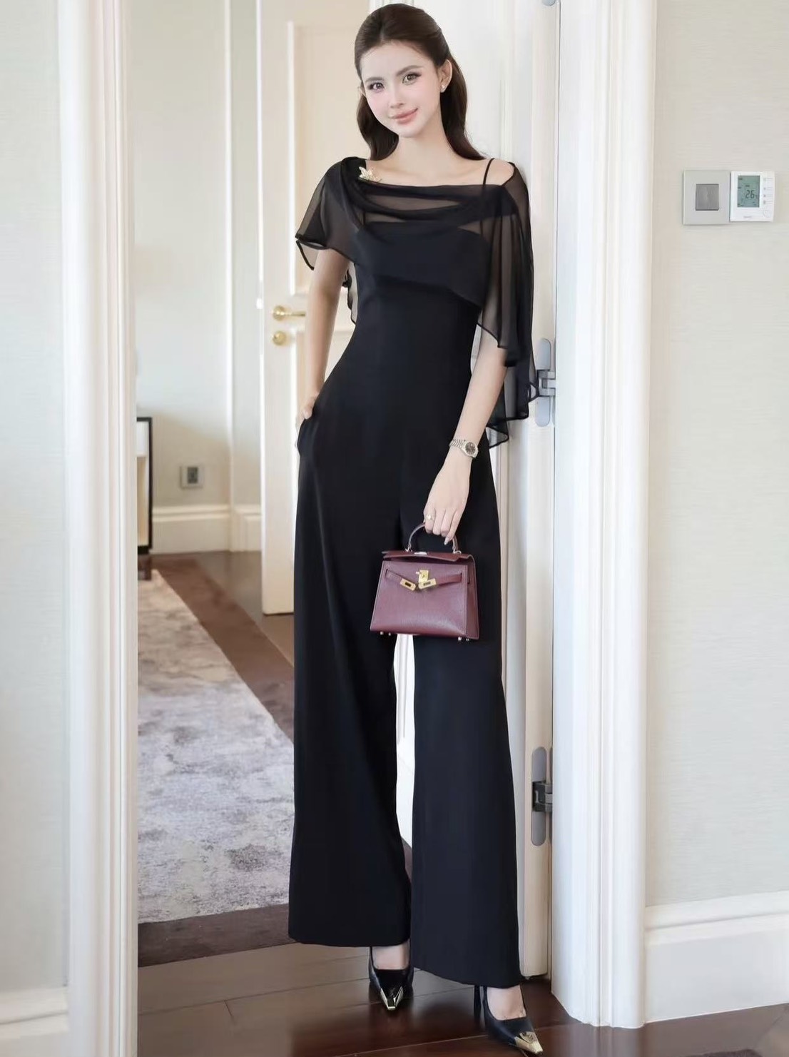 จั้มสูมสายเดี่ยวขายาว มาคู่กับซีทรูตัวสั้นคลุม และเข็มกลัดดอกไม้อะไหล่ทองแยกชิ้นได้ สามารถใส่แมทได้ตามใจชอบ สวย หรู ลูกคุณมากๆค่า รุ่นนี้ควรค่าแก่กสรเก็บต้องมีเลยค่า