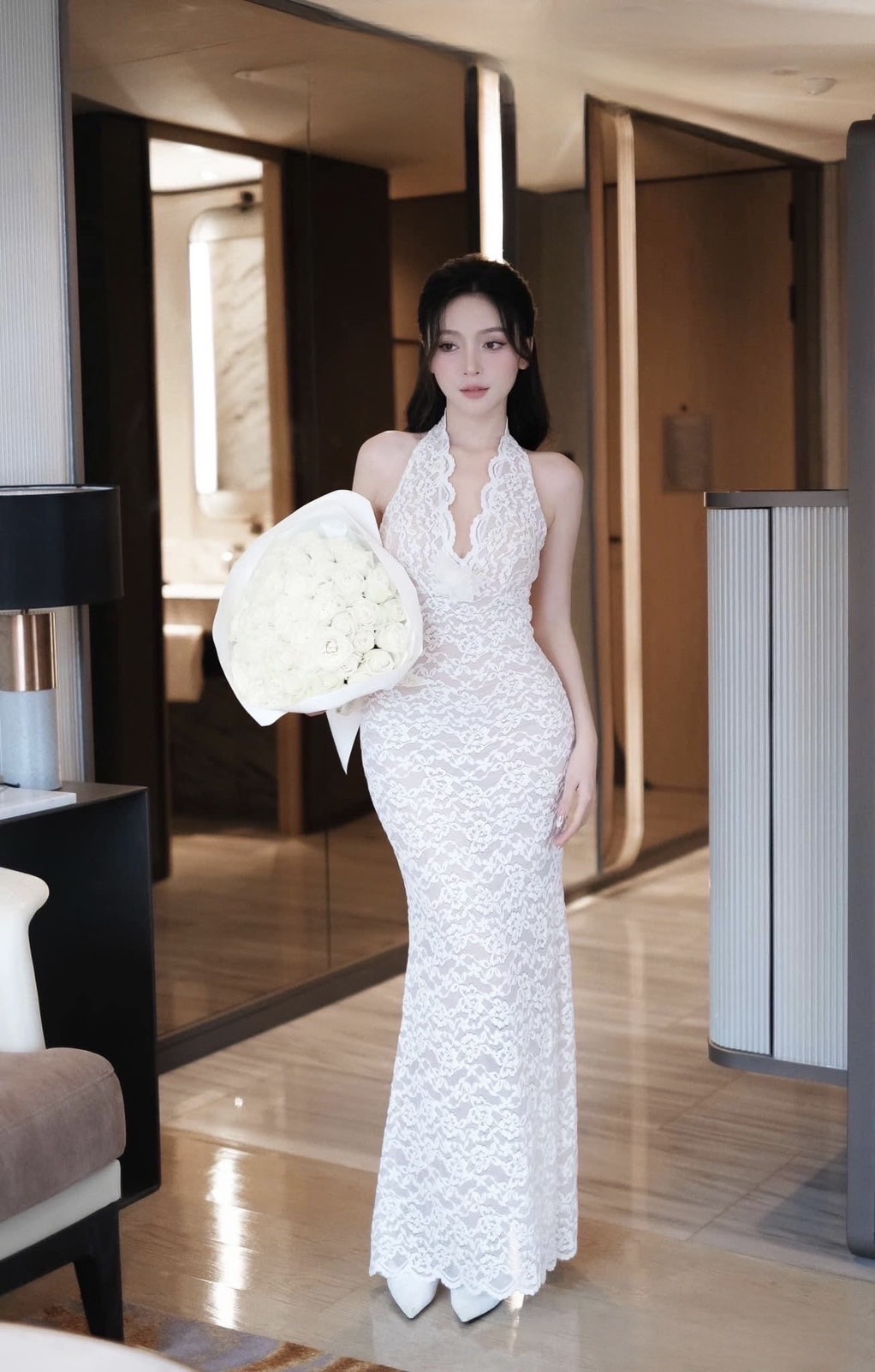 เดรสยาวเนื้อผ้าลูกไม้สายคล้องคอมีกระดุม โชว์หลัง ด้านหน้าวีตรงอกแต่งผ้าชีฟองทำเป็นดอกไม้ ( ไม่เสริมฟองน้ำ ซิปหลังซ่อนอย่างดี ) ตัวเดรสทรงเข้ารูปสวย ชายกระดิ่งบานนิด ๆ มีซับในทั้งตัว สวยเริ่ดมากๆค่ะ