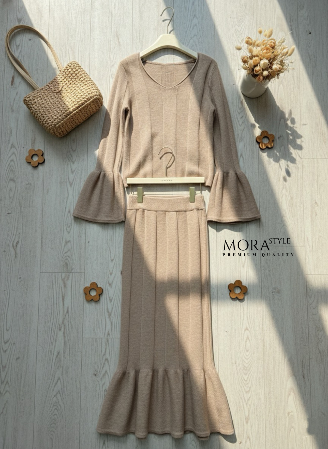 เซ็ตไหมพรม 2 ชิ้น เสื้อแขนยาวมี detail ลายร่องใหญ่ ผ้ายืดยืดหยุ่นใส่สบาย มาพร้อมกับ กระโปรงยาวปลายทรงปล่อยระบาย ใส่เที่ยวได้หลายโอกาสเป็นอีกรุ่นที่แนะนำมาต้องมีนะคะ