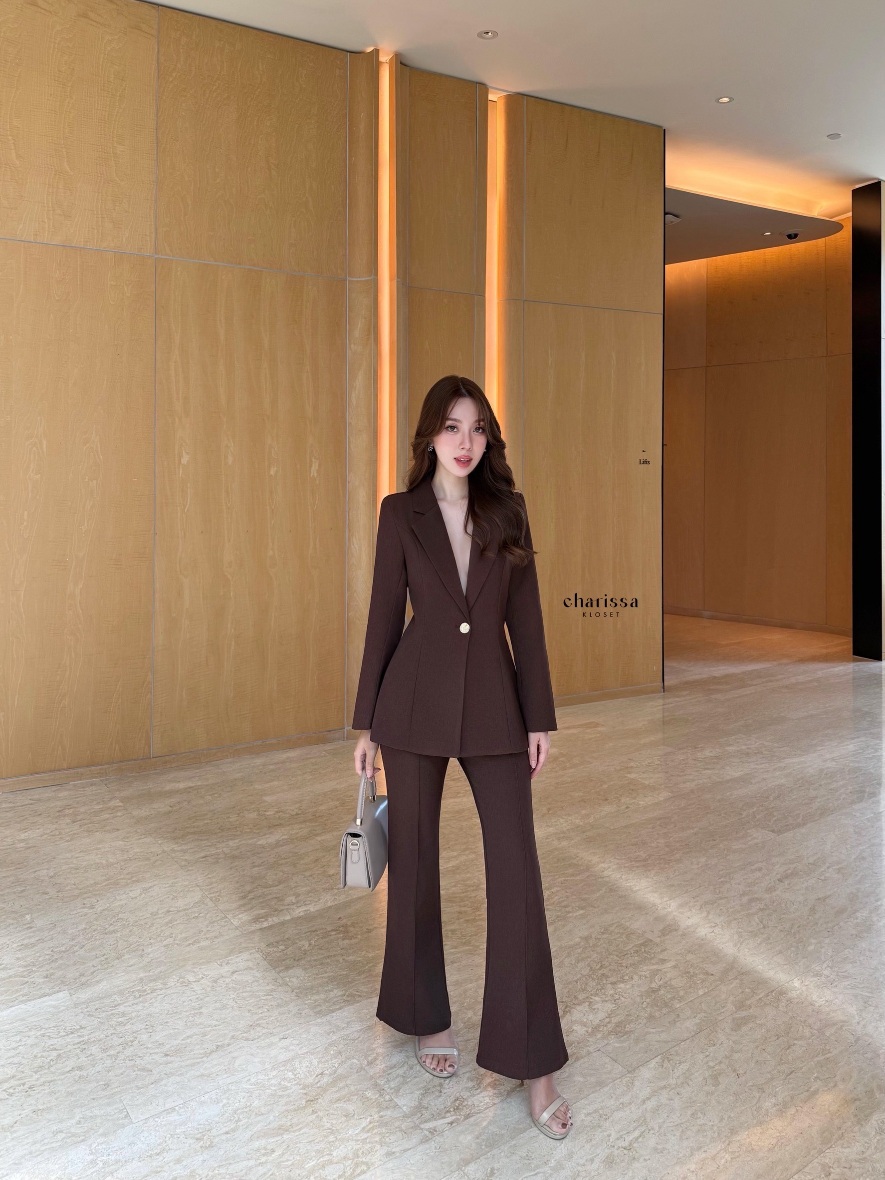 ชุดสูทมินิมอล เสื้อสูทแต่งกระดุมทองด้วยหน้า 1 เม็ด +กางเกงทรง Flare เย็บตีเกล็ดหน้า เข้ารูป Tag: CHARRISSA KLOSET