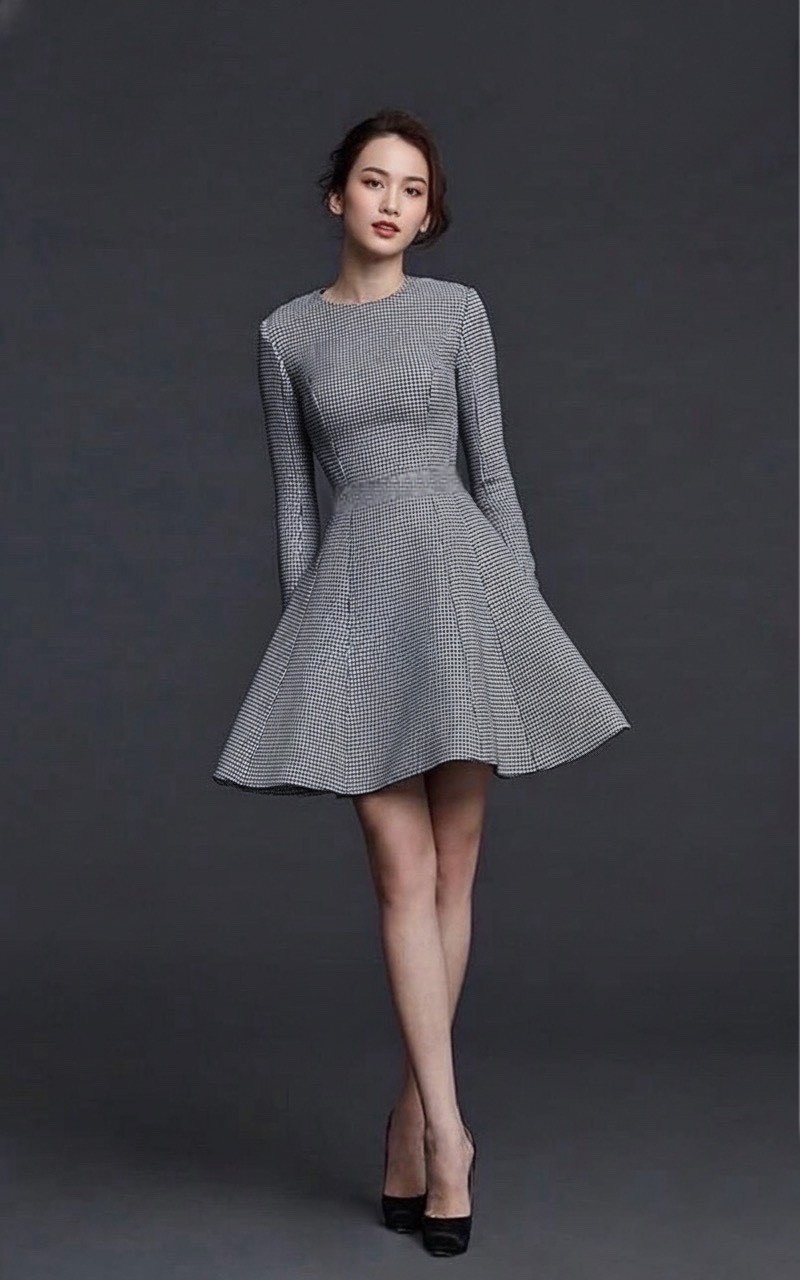 เดรสตัวสั้นลายสก็อตดำแขนยาว ด้านหลังเป็นทรงเปิดหลังนิดๆ สวย หรู old money มากๆค่า ต้องมีเลยค่า