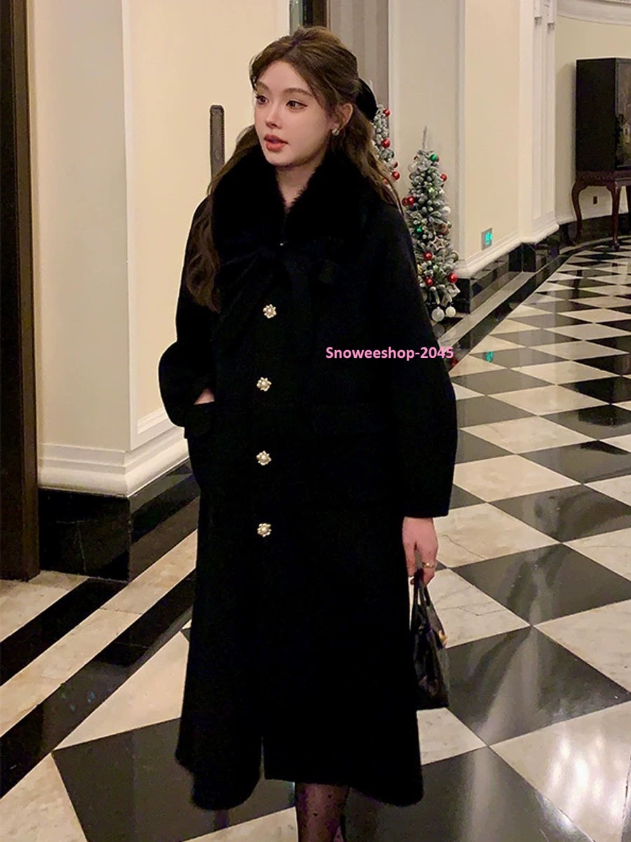 Winter Look ที่ทำให้คุณดูแพงแบบไม่ต้องพยายาม เสื้อโค้ทผ้าวูลพร้อมปกขนเฟอร์ สไตล์เฮปเบิร์นสุดคลาสสิค ผ้าทอหนา ไฮเอน ใส่แล้วอุ่นจริง ดีไซน์ทรงคุณหนู หรูหรา เก๋ไม่ซ้ำใคร ดีไซน์ทรงคุณหนู หรูหรา เก๋ไม่ซ้ำใคร มี 3 สีสุดชิค – เบจ | ดำ | ไวน์แดง ไม่ว่าจะใส่เดินเล