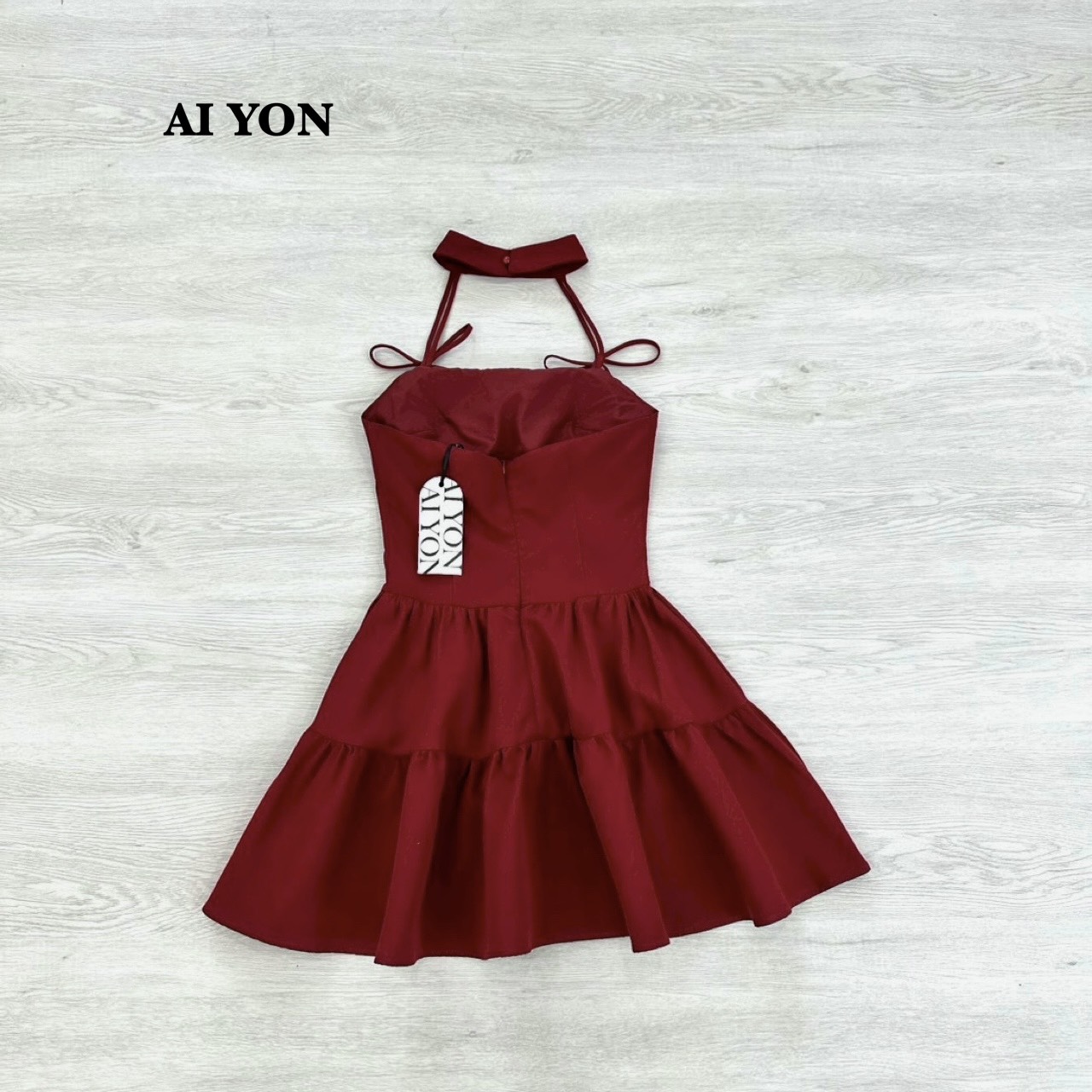 เดรสกระโปรงกึ่งเกาะอก แต่งโชกเกอร์ที่คอมีสายเดี่ยวเชื่อมด้านข้างสองเส้นแต่งผูกโบว์สุดเก๋ มีบลาในตัวทรงพอดีตัวใส่กำลังสวย สีสวยขับผิวมาก ท่อนกระโปรงแต่งทรงพองเล็กน้อยสุดคิ้วท์ปนเซ็กซี่เลยค่ะชุดนี้