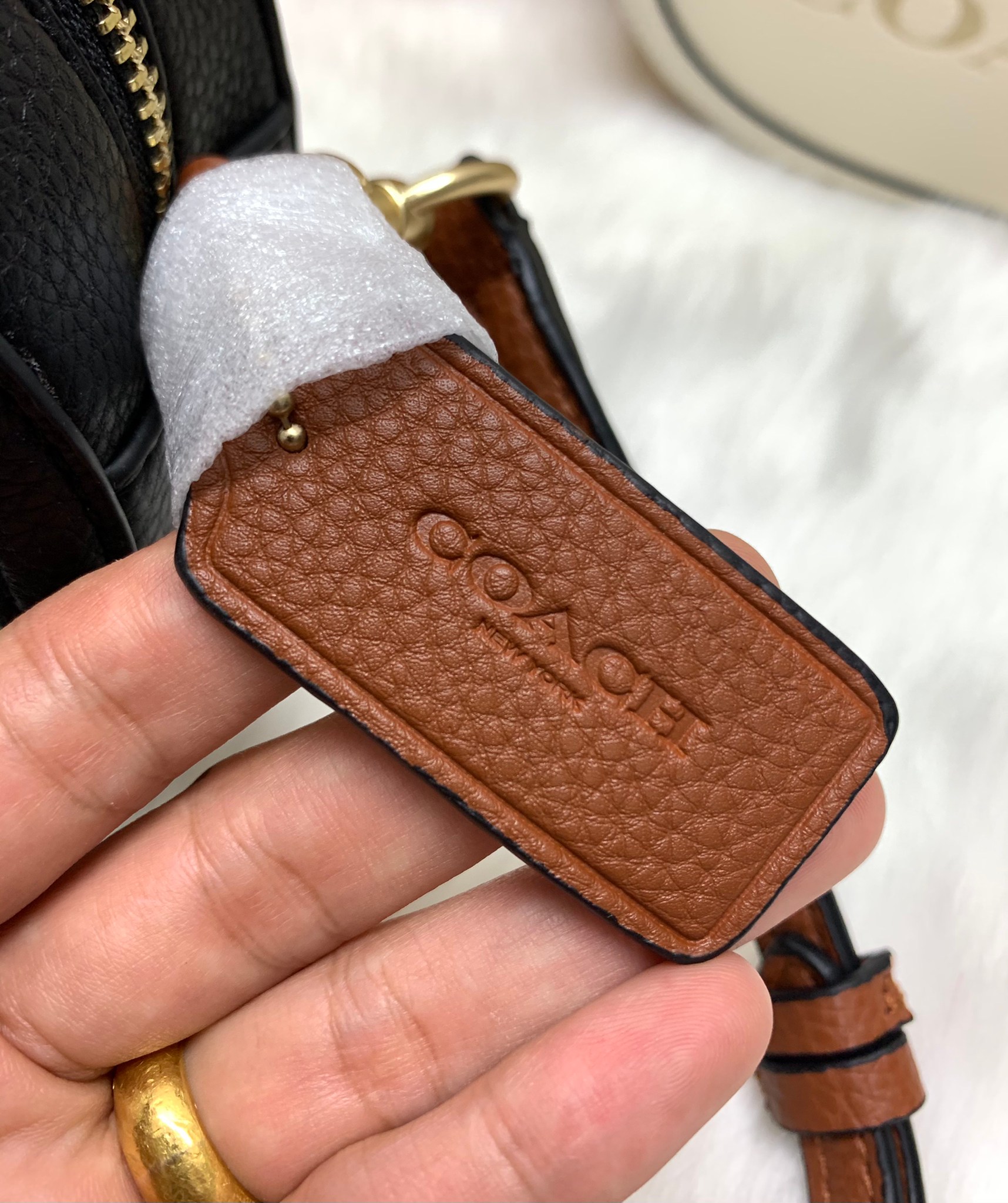 กระเป๋าสะพายไฮโซน่ารักเก๋ๆ ทรงกล่องกลมแบรนด์เนมโค้ชสีดำแดง COACH Camera Bag In Colorblock ((C4056//C4156))
